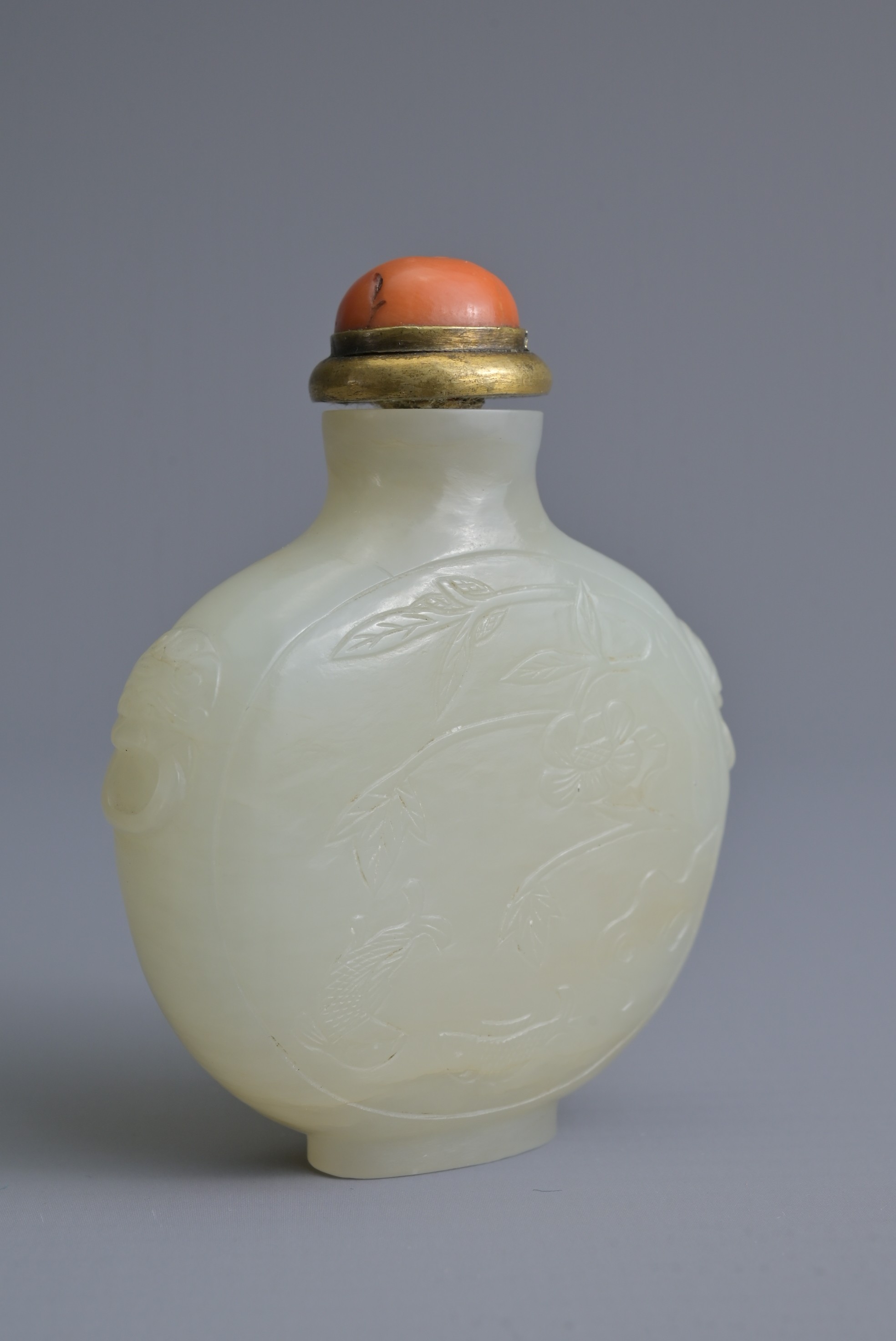 A CHINESE PALE CELADON JADE SNUFF BOTTLE, 19/20TH CENTURY. Of flattened globular form carved in - Image 7 of 27