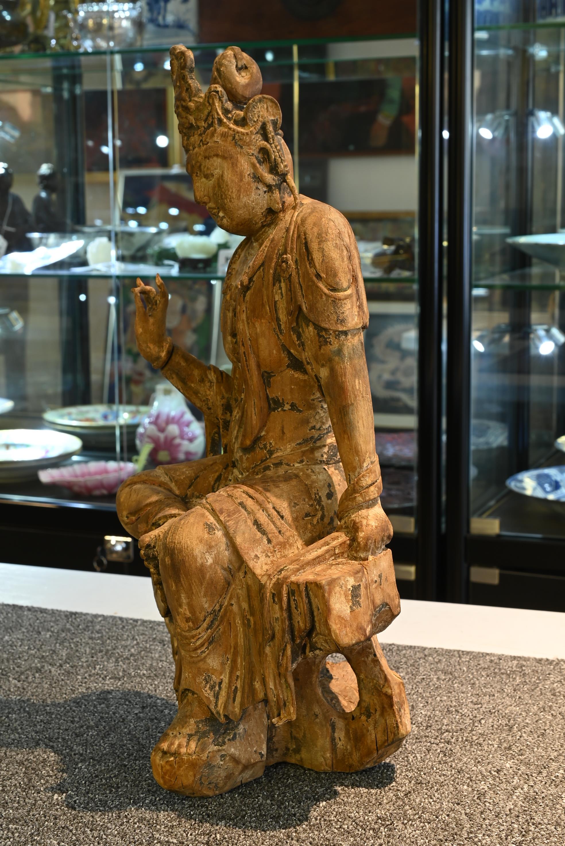 A FINE CHINESE PAINTED WOOD FIGURE OF GUANYIN, MING DYNASTY. Seated on an openwork pedestal with - Image 17 of 29