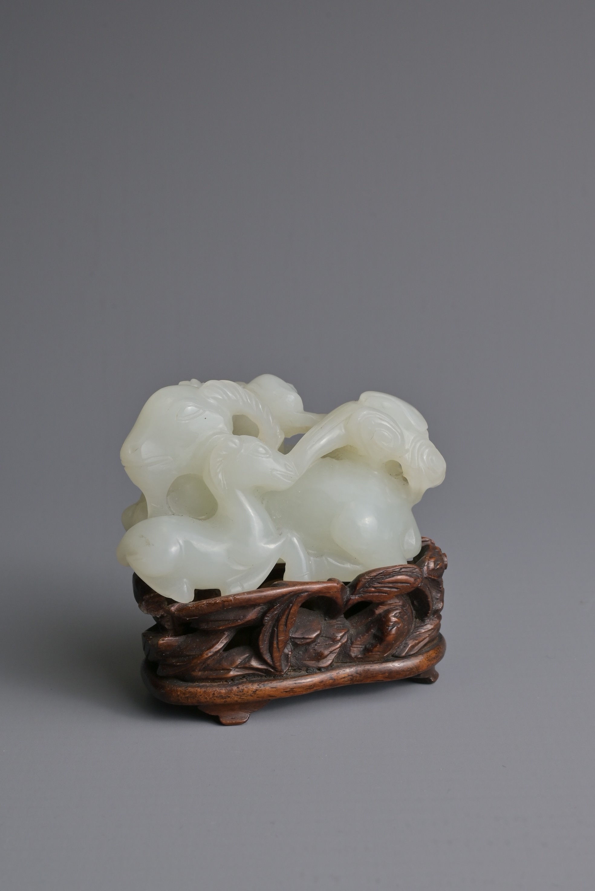 A CHINESE WHITE JADE DEER GROUP ON WOODEN STAND, 19/20TH CENTURY. Carved and pierced in the form - Bild 8 aus 8