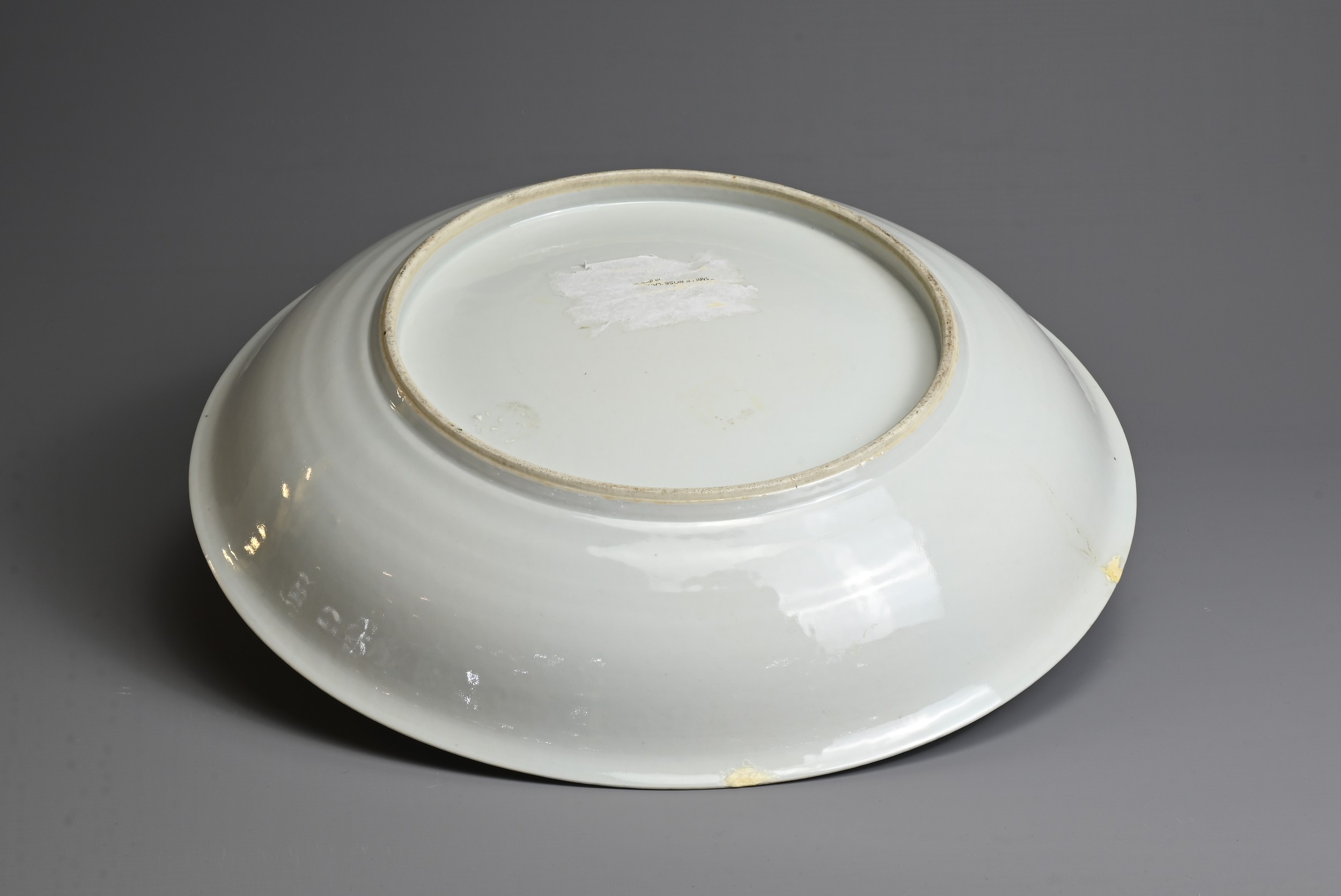 A LARGE CHINESE QIANJIANG CAI PORCELAIN DEEP DISH, EARLY 20TH CENTURY. Decorated to the interior - Image 3 of 6
