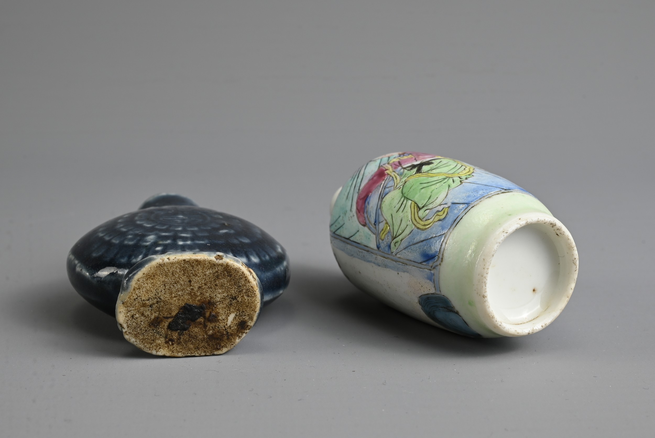 TWO CHINESE PORCELAIN SNUFF BOTTLES, LATE QING DYNASTY. To include an ovoid bottle with - Image 6 of 7