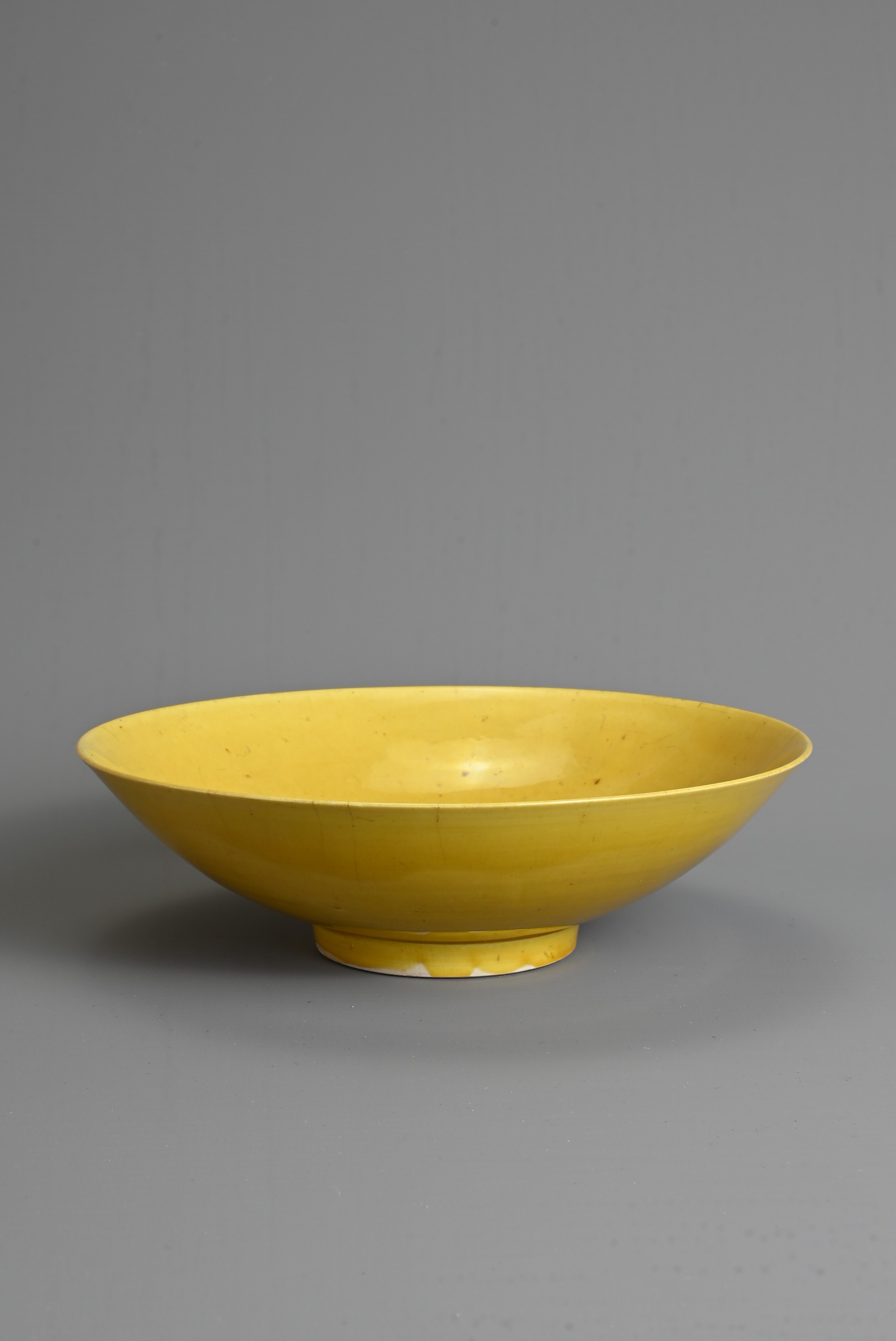 A RARE CHINESE YELLOW GLAZED PORCELAIN SHALLOW BOWL, MARK AND PERIOD OF JIAJING (1522-1566). - Bild 3 aus 19