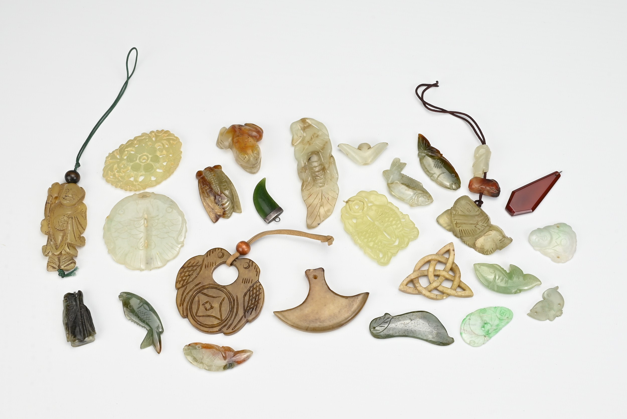 A QUANTITY OF CHINESE AND OTHER JADES AND AGATE CARVINGS AND PENDANTS, 19/20TH CENTURY. OF various