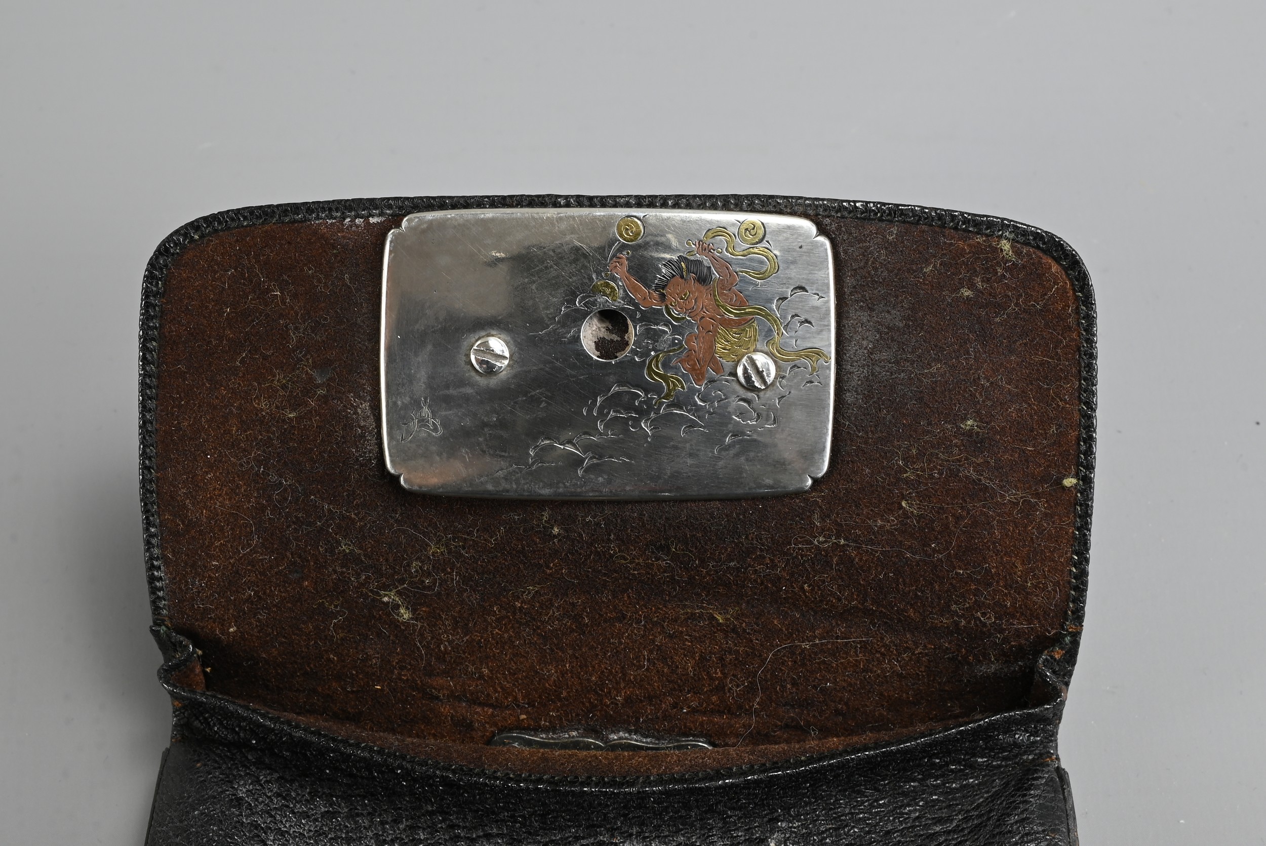 A JAPANESE MEIJI PERIOD (1868-1912) BLACK LEATHER COIN POUCH (FUKURO) WITH SILVER-COLOURED METAL - Image 6 of 6