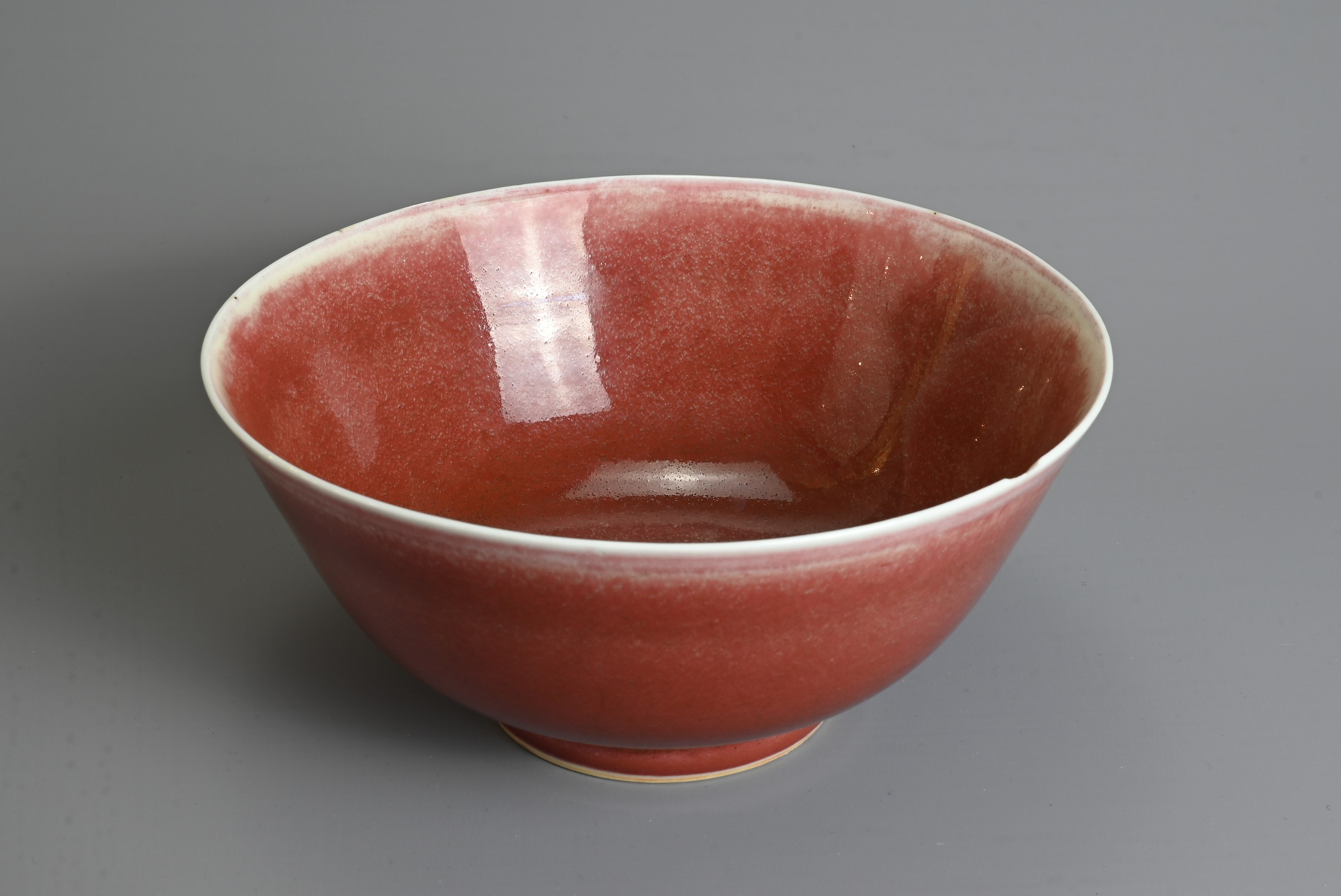 A CHINESE PEACH BLOOM GLAZED PORCELAIN BOWL, 18TH CENTURY. Rounded body with a gently everted rim - Image 7 of 8