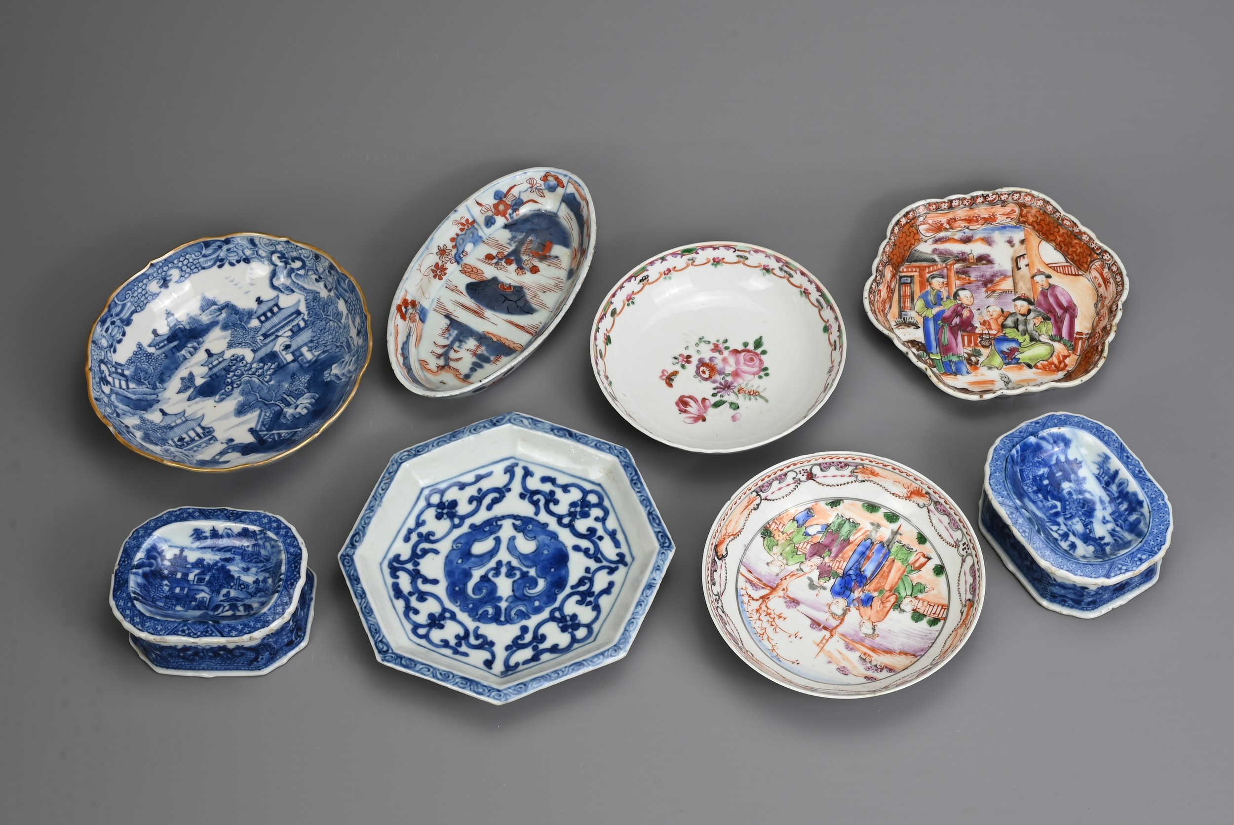 A QUANTITY OF CHINESE EXPORT PORCELAIN ITEMS, 18TH CENTURY. Famille rose and blue and white - Image 7 of 9