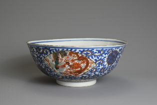 A CHINESE BLUE AND WHITE AND ENAMEL DECORATED PORCELAIN BOWL, LATE QING DYNASTY. Decorated with