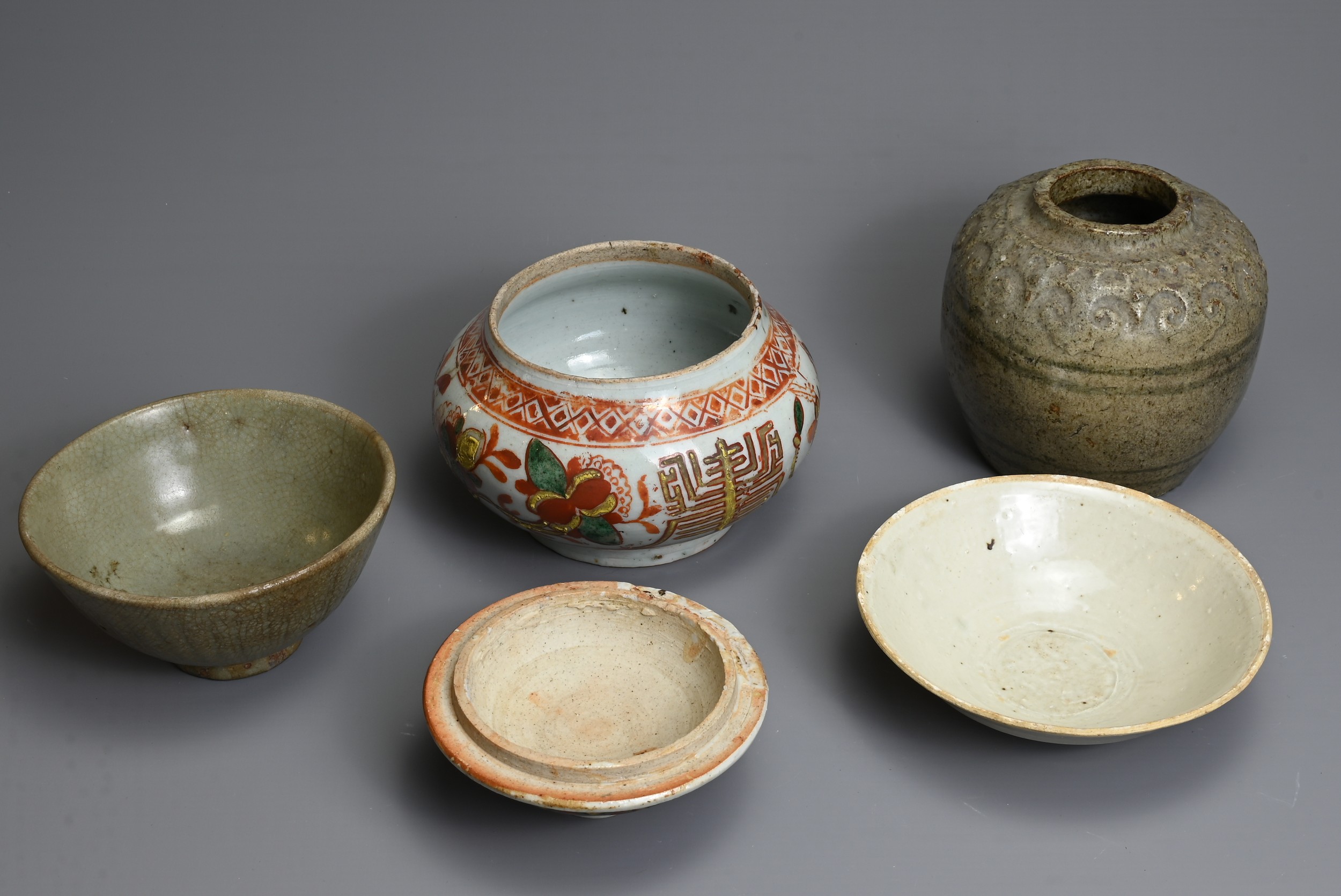 A GROUP OF CHINESE CERAMIC ITEMS. To include a Zhangzhou Swatow type pot and cover, decorated with - Image 3 of 4
