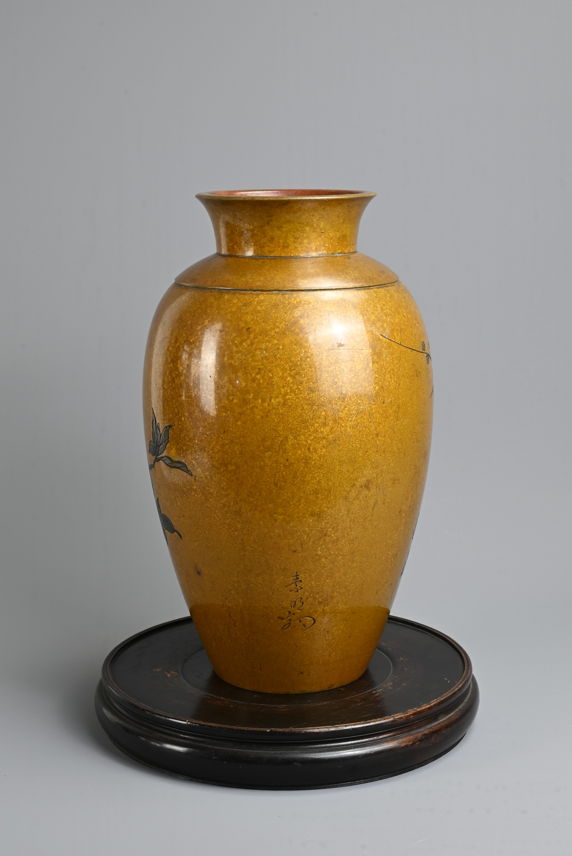 AN EARLY 20TH CENTURY JAPANESE PATINATED BRONZE OVIFORM VASE ON A TURNED WOODEN STAND. The vase - Image 3 of 6