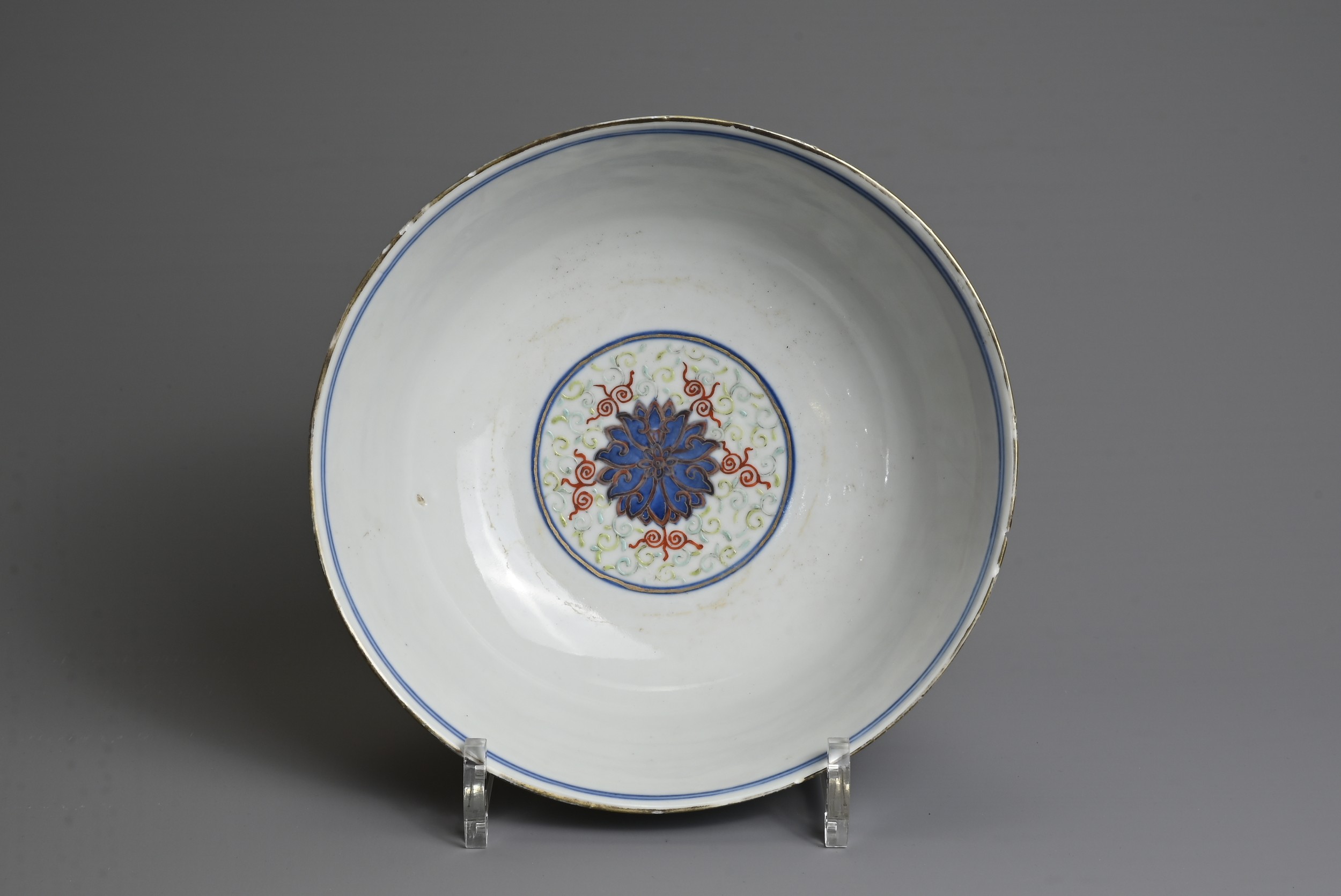 A CHINESE BLUE AND WHITE AND ENAMEL DECORATED PORCELAIN BOWL, LATE QING DYNASTY. Decorated with - Image 5 of 8