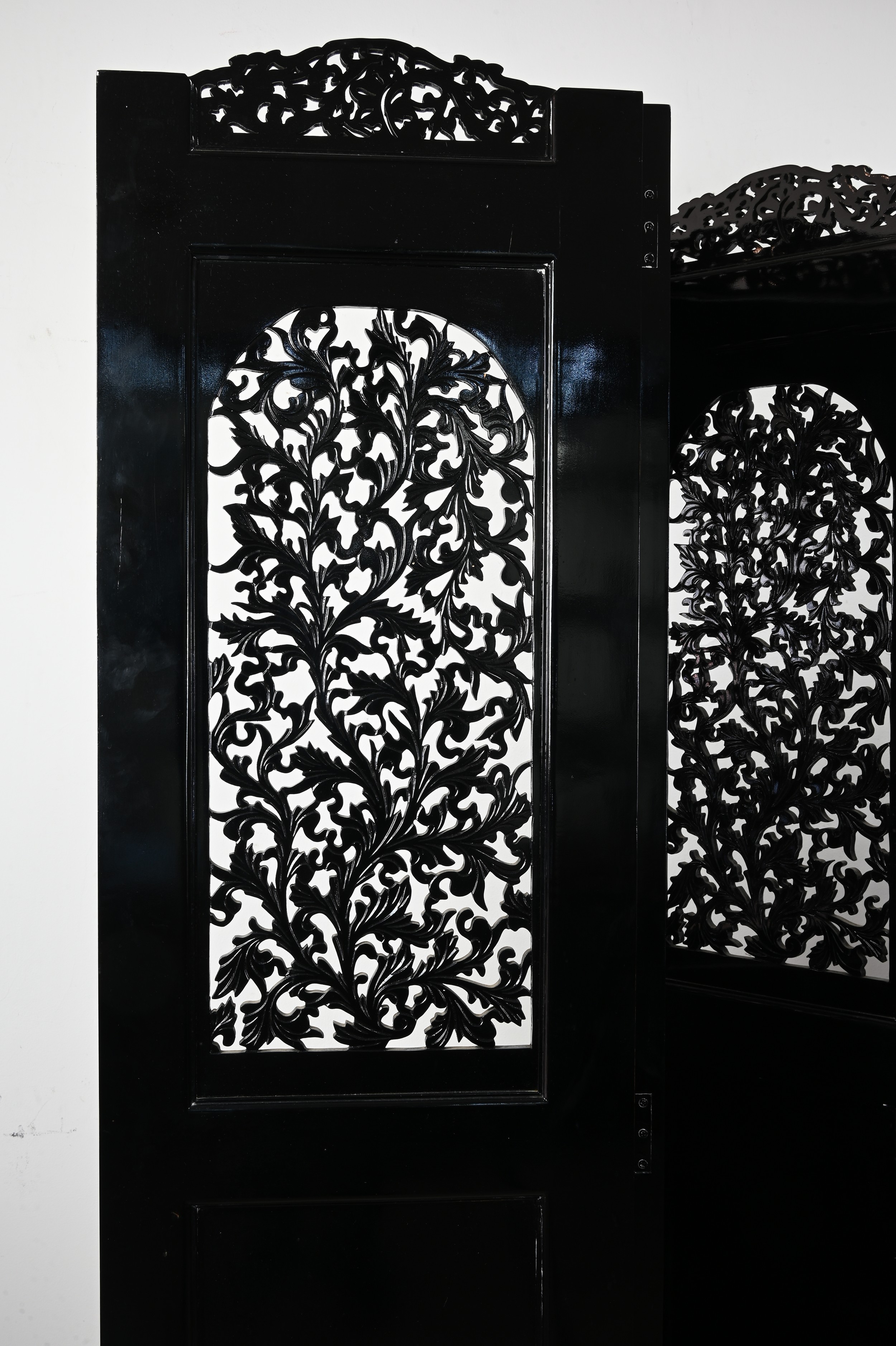 AN EBONISED FOUR PANEL SCREEN, LATE 20TH CENTURY. With pierced leafy scroll sections to the top half - Image 4 of 4