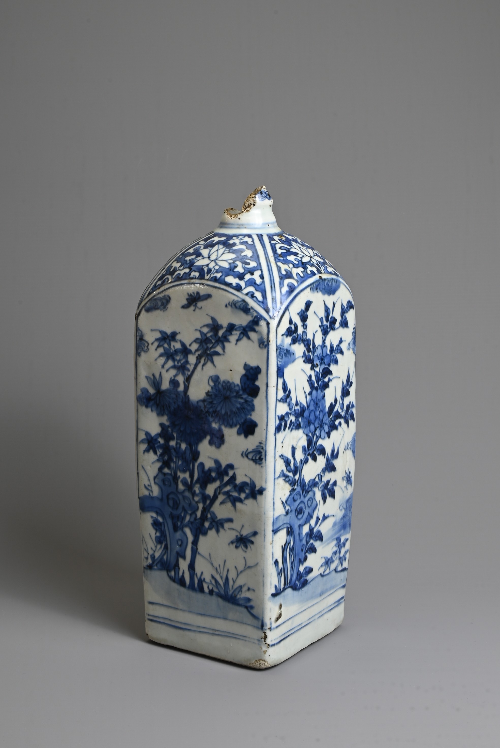 A CHINESE BLUE AND WHITE PORCELAIN BOTTLE, 16/17TH CENTURY. Of square form decorated with insects