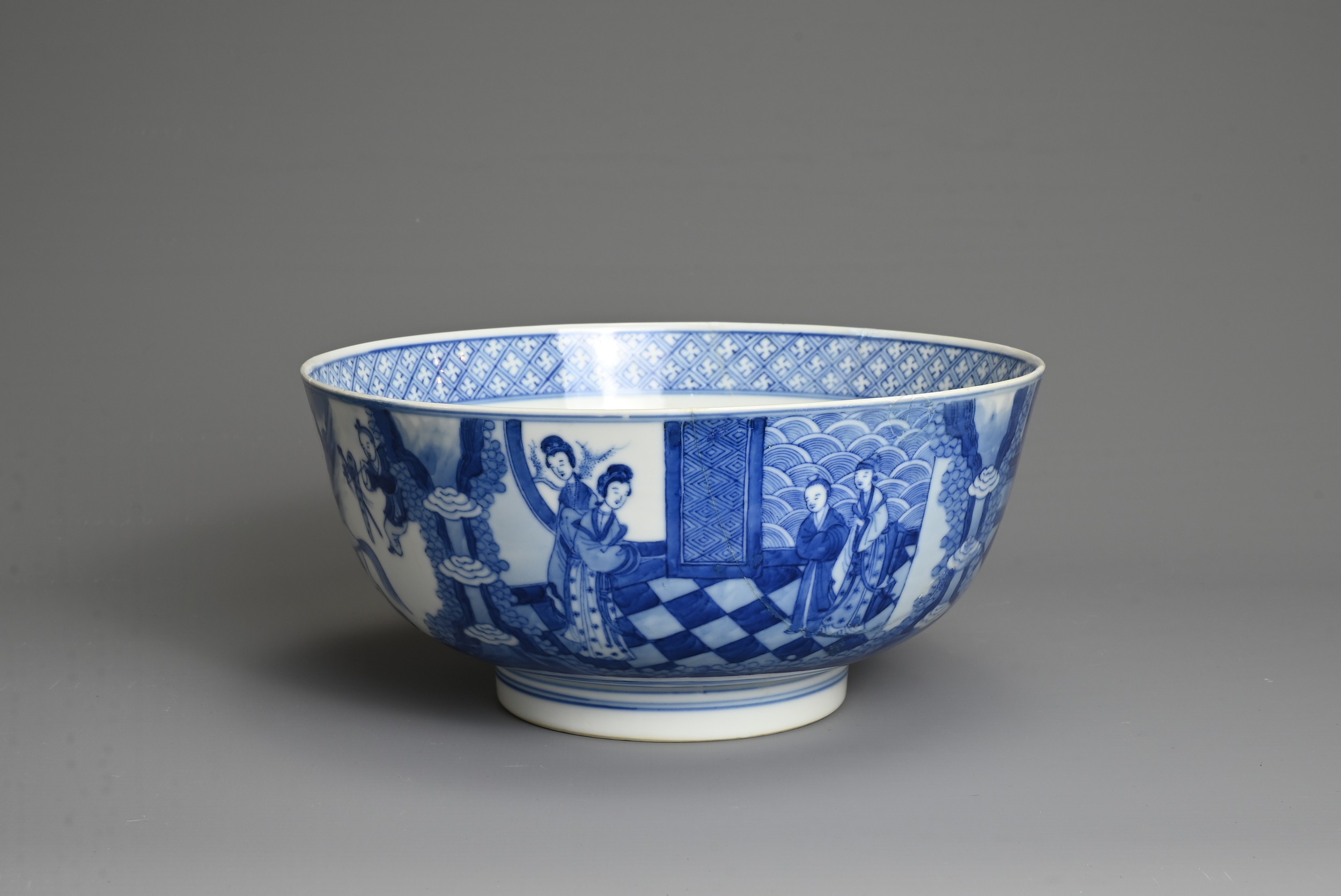 A CHINESE BLUE AND WHITE PORCELAIN BOWL, KANGXI PERIOD. Decorated with scene from the 'Romance of - Image 6 of 9