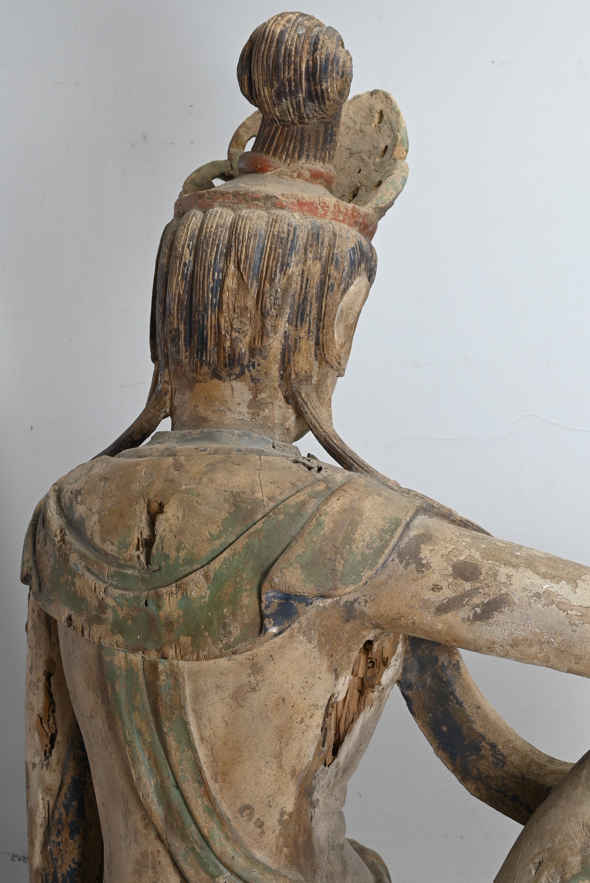 A VERY LARGE PAINTED WOOD FIGURE OF WATER MOON GUANYIN, MING / QING DYNASTY. The Bodhisattva - Image 9 of 10