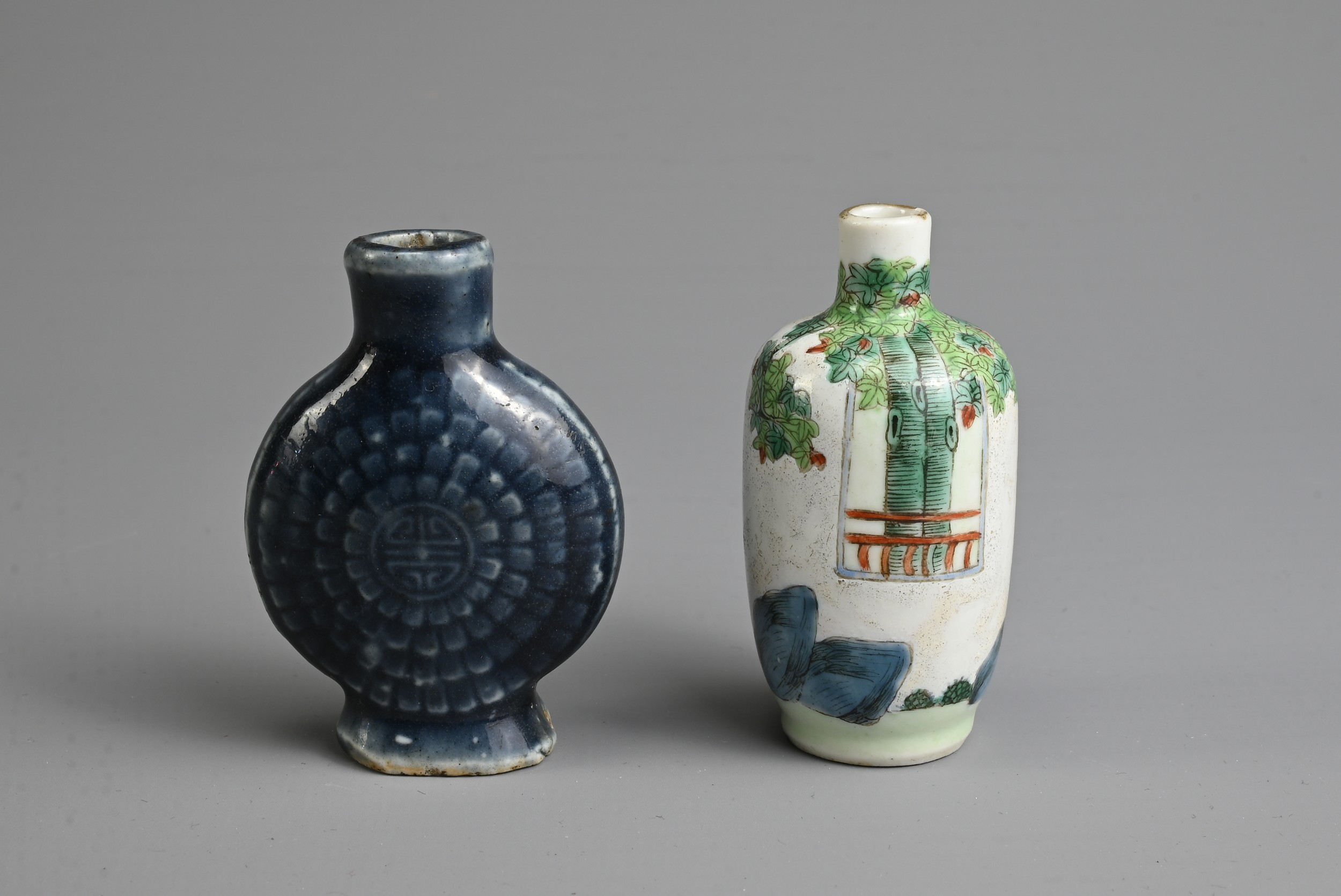 TWO CHINESE PORCELAIN SNUFF BOTTLES, LATE QING DYNASTY. To include an ovoid bottle with - Image 4 of 7