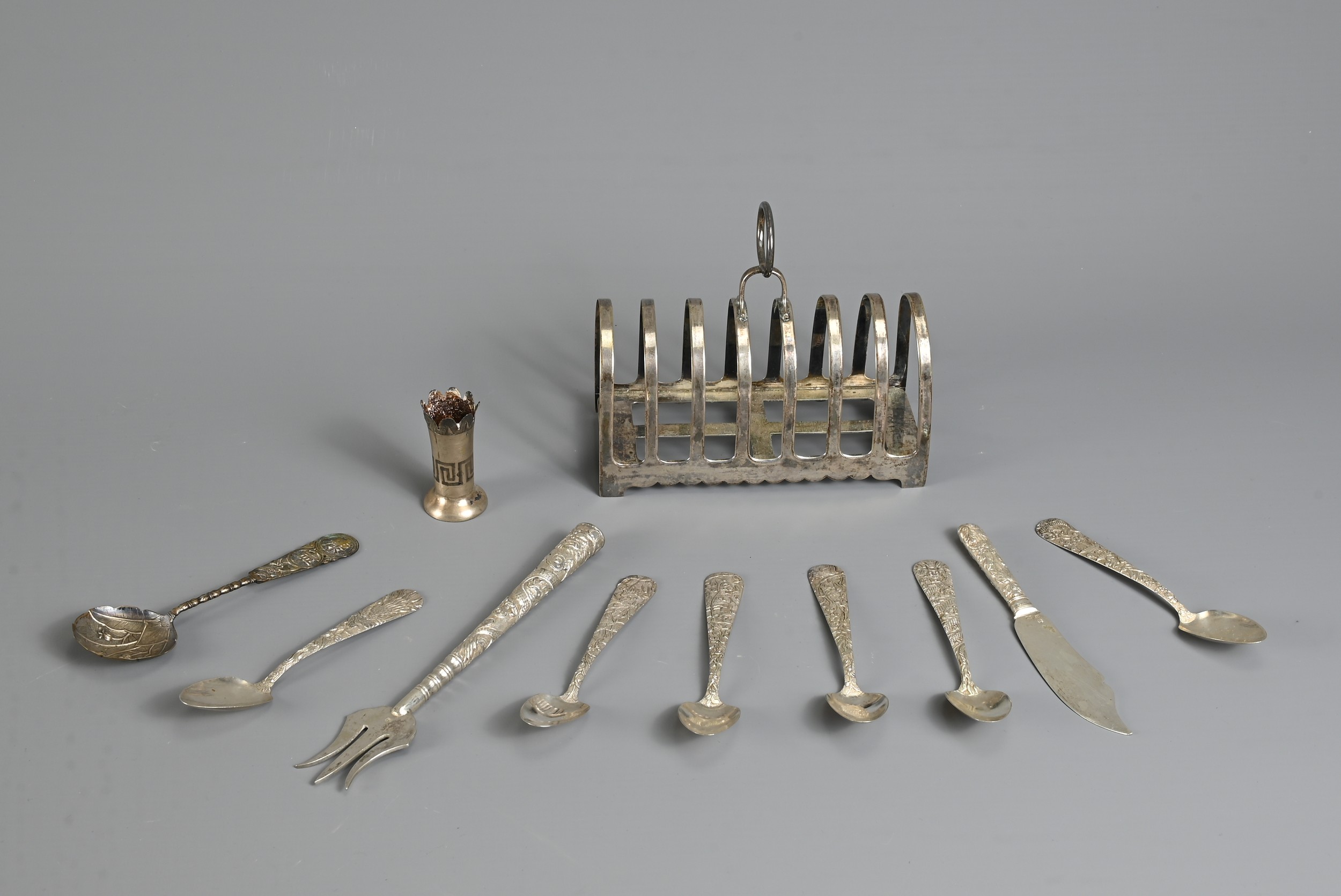 A GROUP OF CHINESE EXPORT SILVER ITEMS, 19/20TH CENTURY. To include a toast rack, stamped Tai Hua in