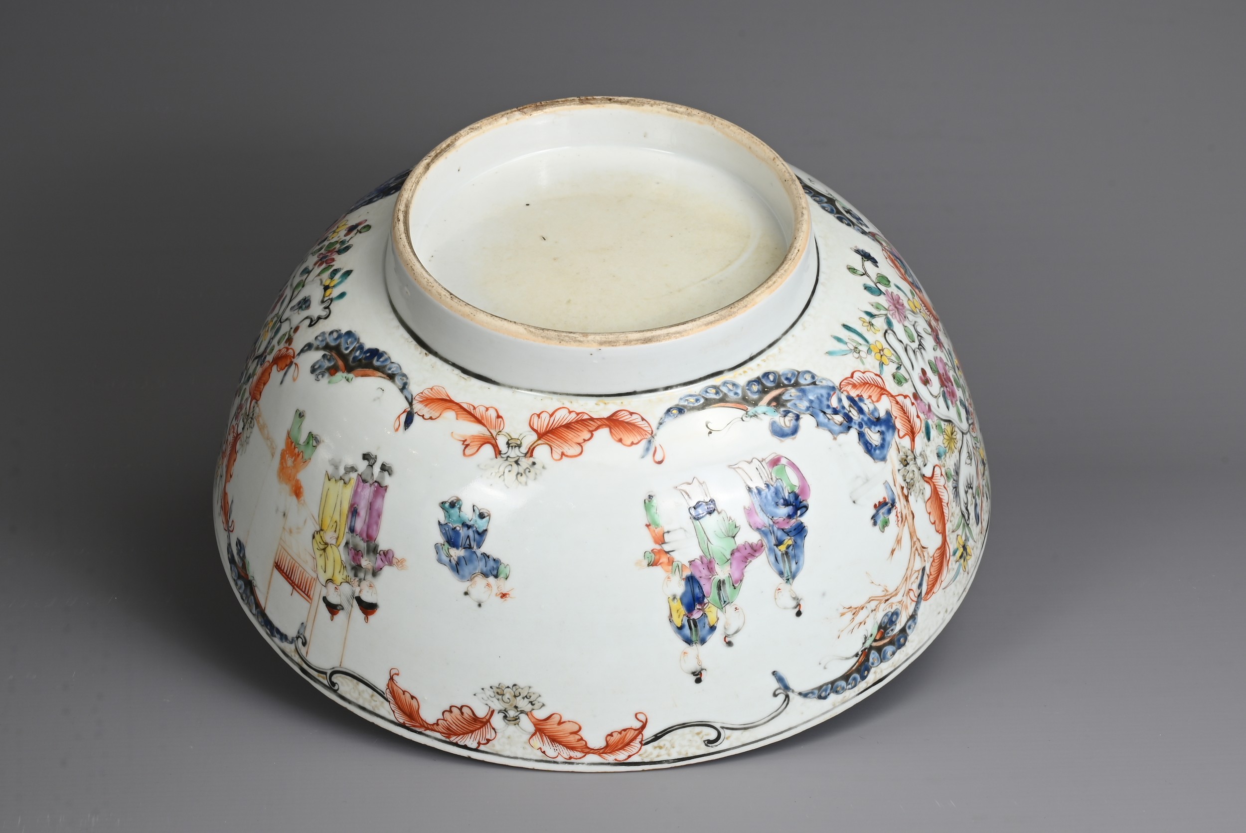 A CHINESE FAMILLE ROSE PORCELAIN PUNCH BOWL, 18TH CENTURY. Decorated with figures in a courtyard - Image 5 of 6