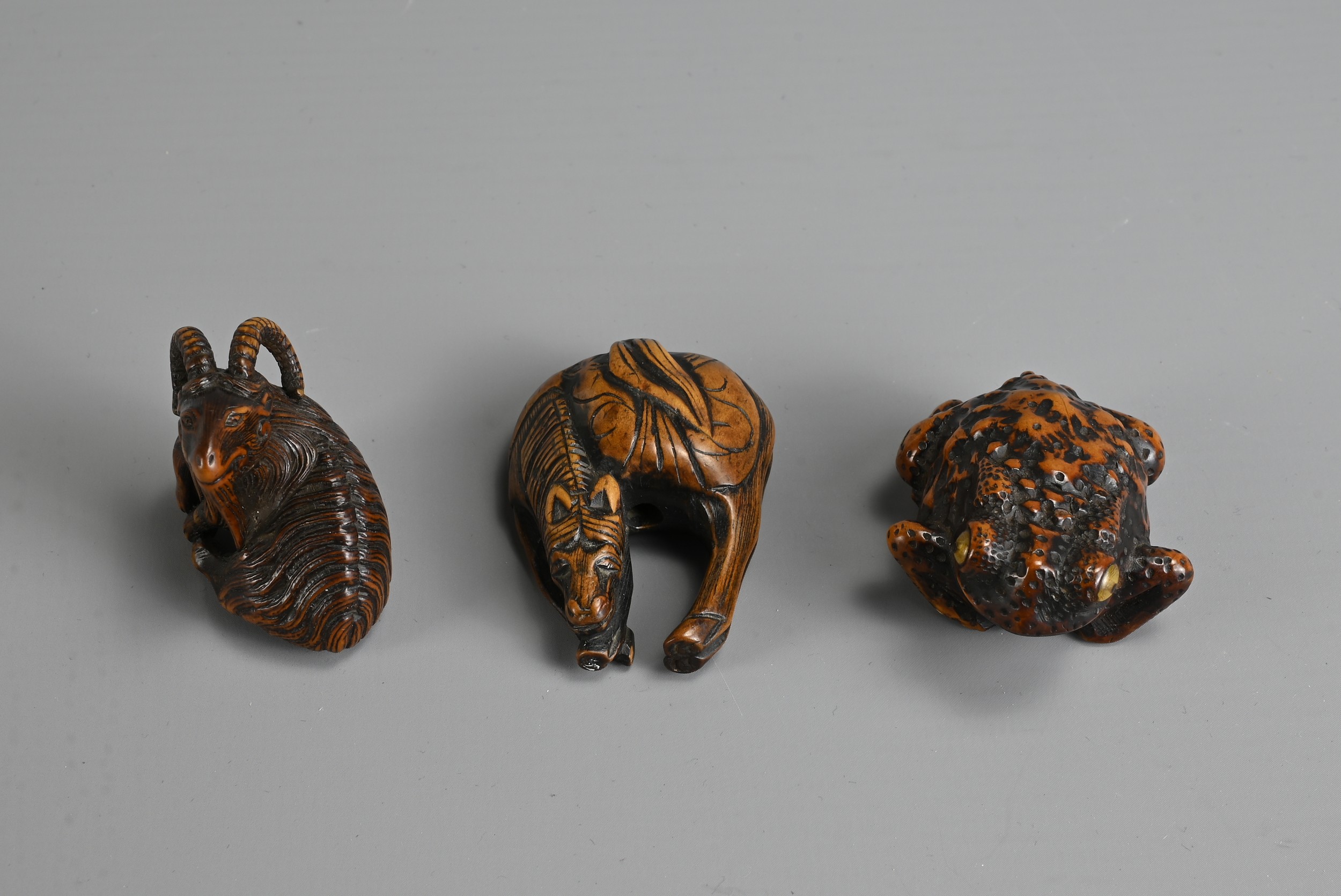 THREE 19TH CENTURY JAPANESE CARVED BOXWOOD NETSUKE. Comprising: a model of a goat, signed Kokei ( - Bild 4 aus 7