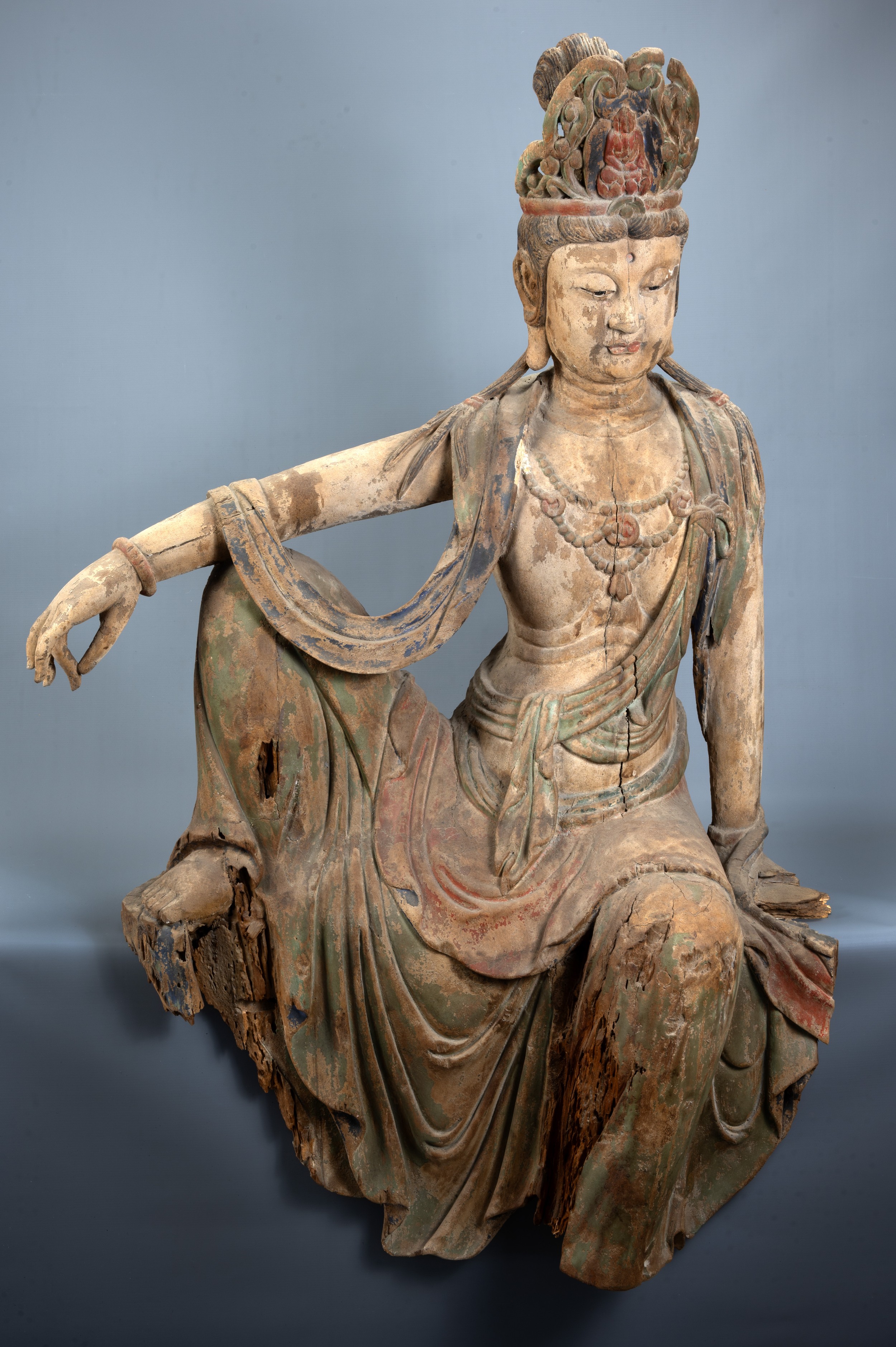 A VERY LARGE PAINTED WOOD FIGURE OF WATER MOON GUANYIN, MING / QING DYNASTY. The Bodhisattva