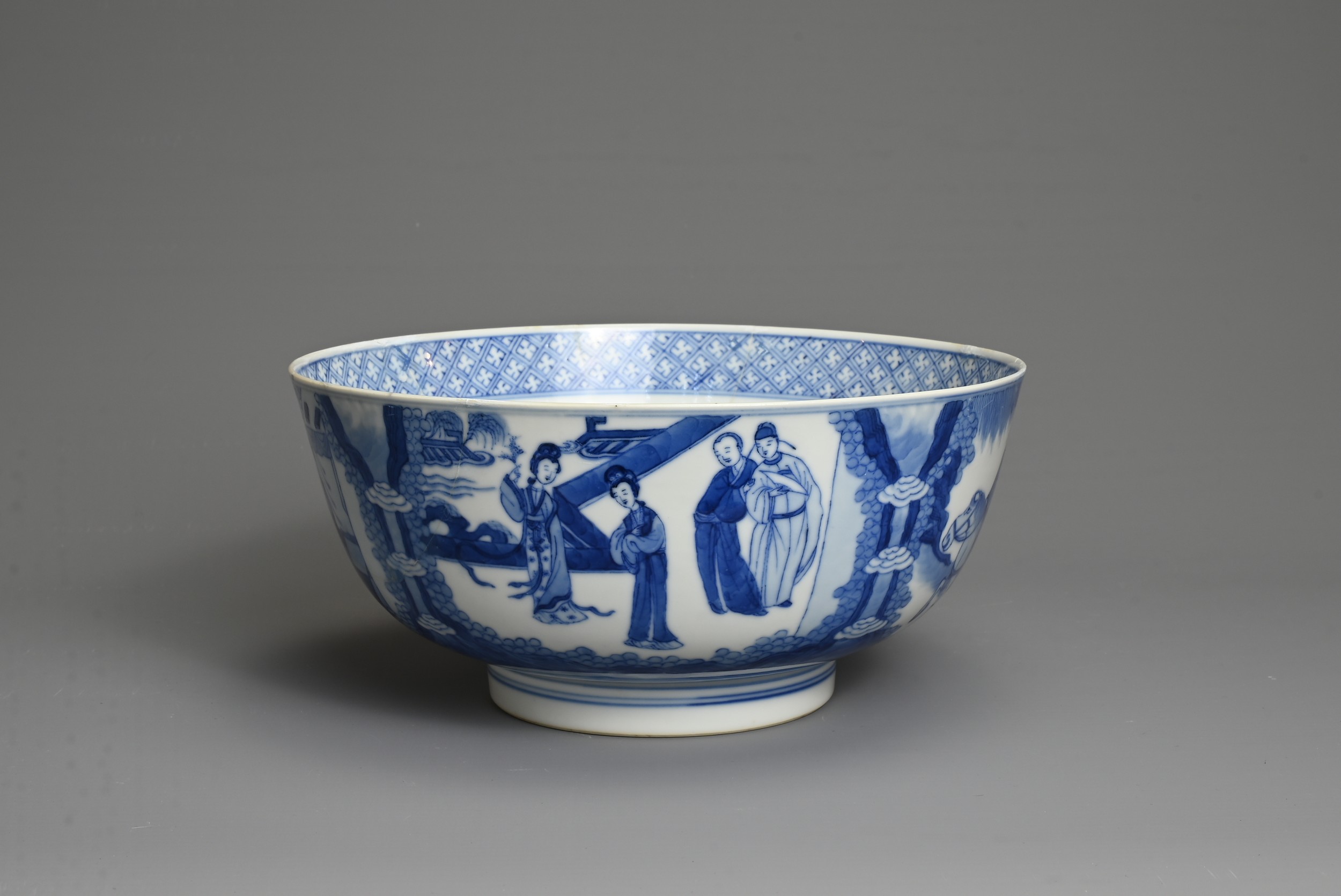 A CHINESE BLUE AND WHITE PORCELAIN BOWL, KANGXI PERIOD. Decorated with scene from the 'Romance of - Image 4 of 9