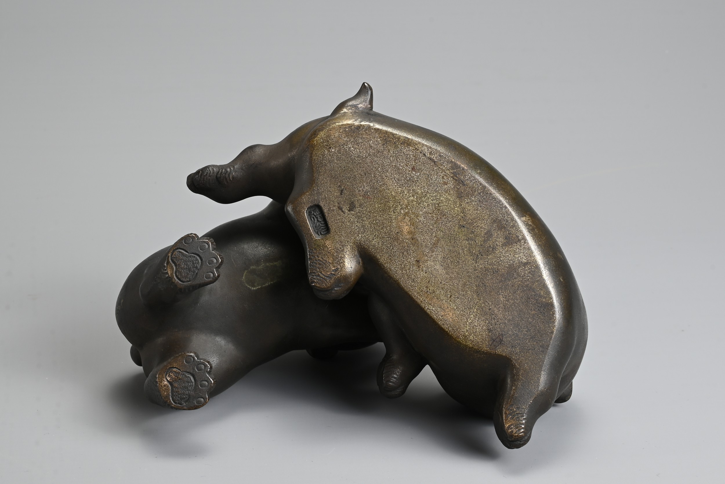 AN EARLY 20TH CENTURY JAPANESE BRONZE OF TWO PUPPIES PLAYING. Signed Tokutani with seal mark to - Image 6 of 7