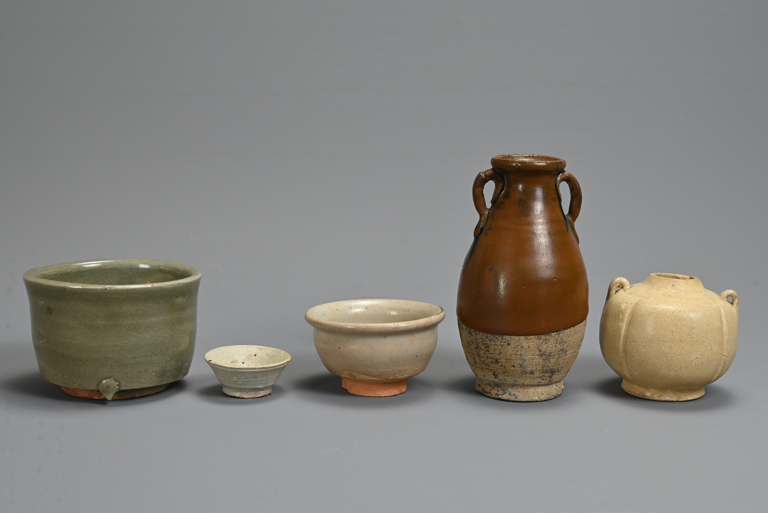 A GROUP OF CHINESE CERAMIC ITEMS, SONG / MING DYNASTY. To include a brown glazed ovoid vase with - Image 5 of 5