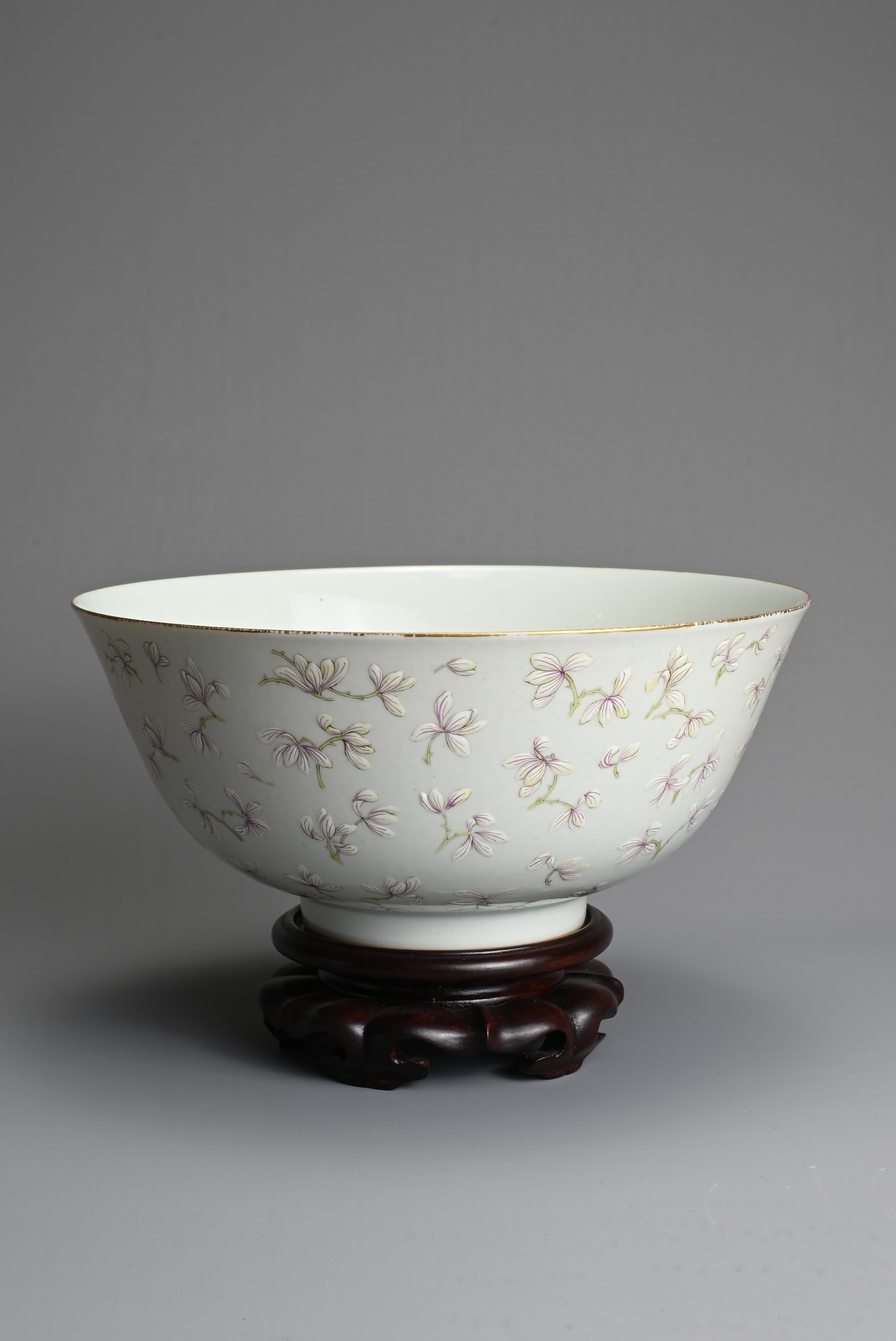 A CHINESE ENAMELLED PORCELAIN BOWL, SHENDE TANG ZHI, 19TH CENTURY. Finely potted with rounded