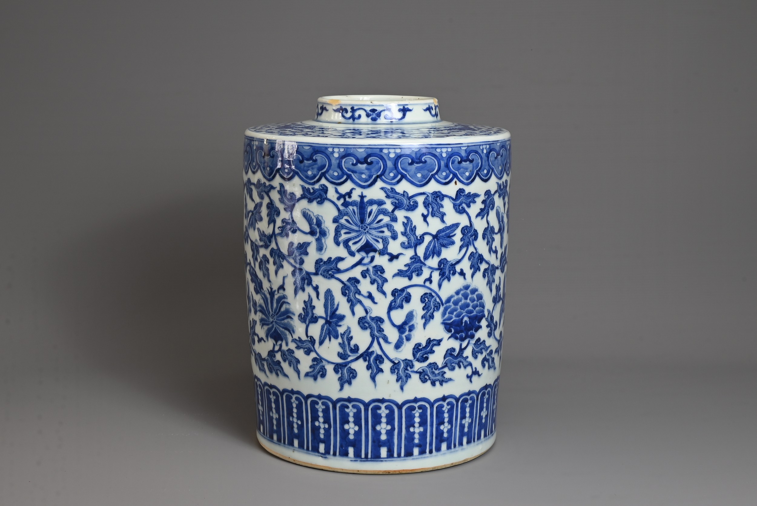 A LARGE CHINESE BLUE AND WHITE PORCELAIN JAR, LATE QING DYNASTY. Heavily potted of cylindrical - Image 5 of 9