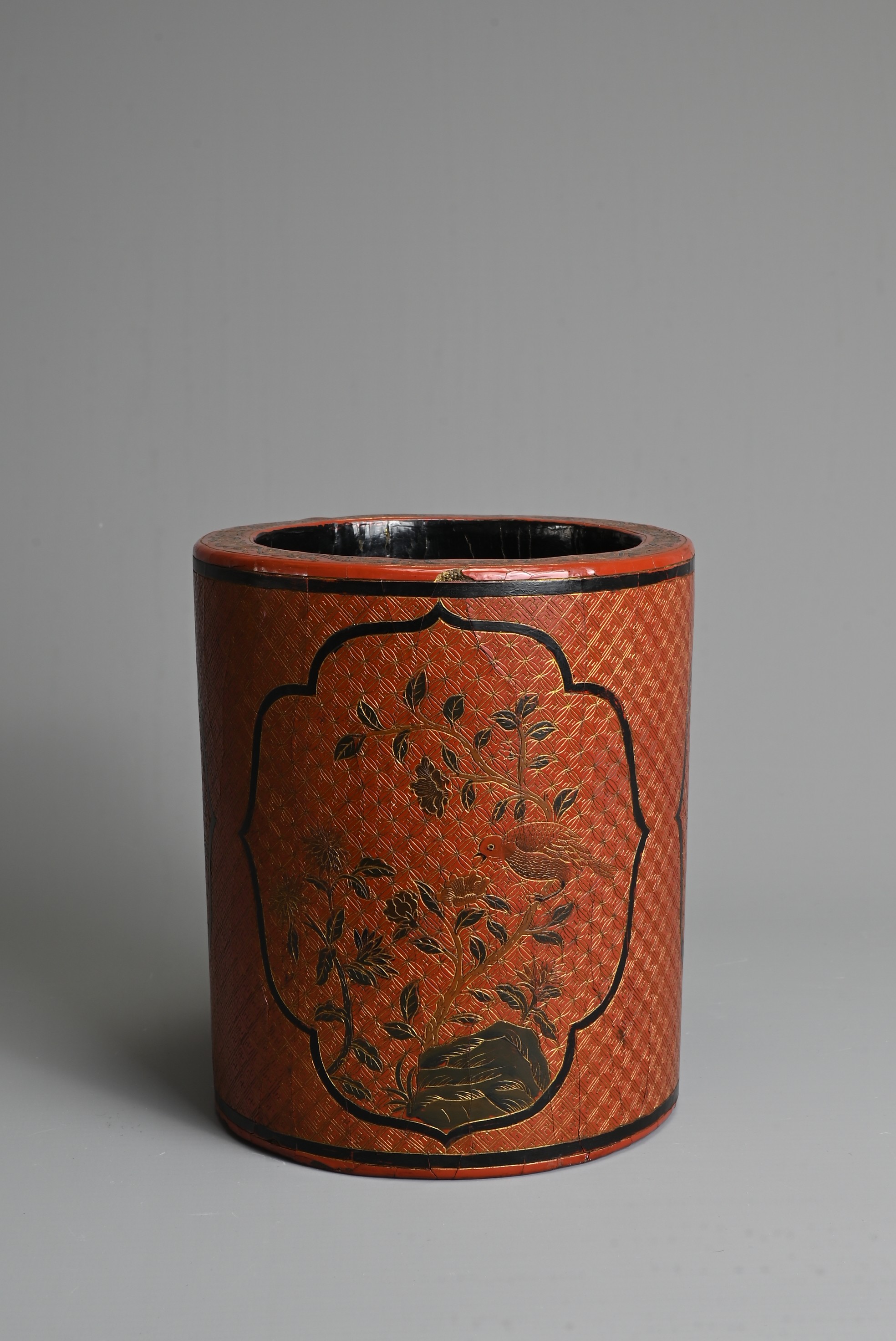 A CHINESE QIANJIN AND TIANQI LACQUER BRUSH POT, BITONG, KANGXI PERIOD. Of cylindrical form with - Image 4 of 9