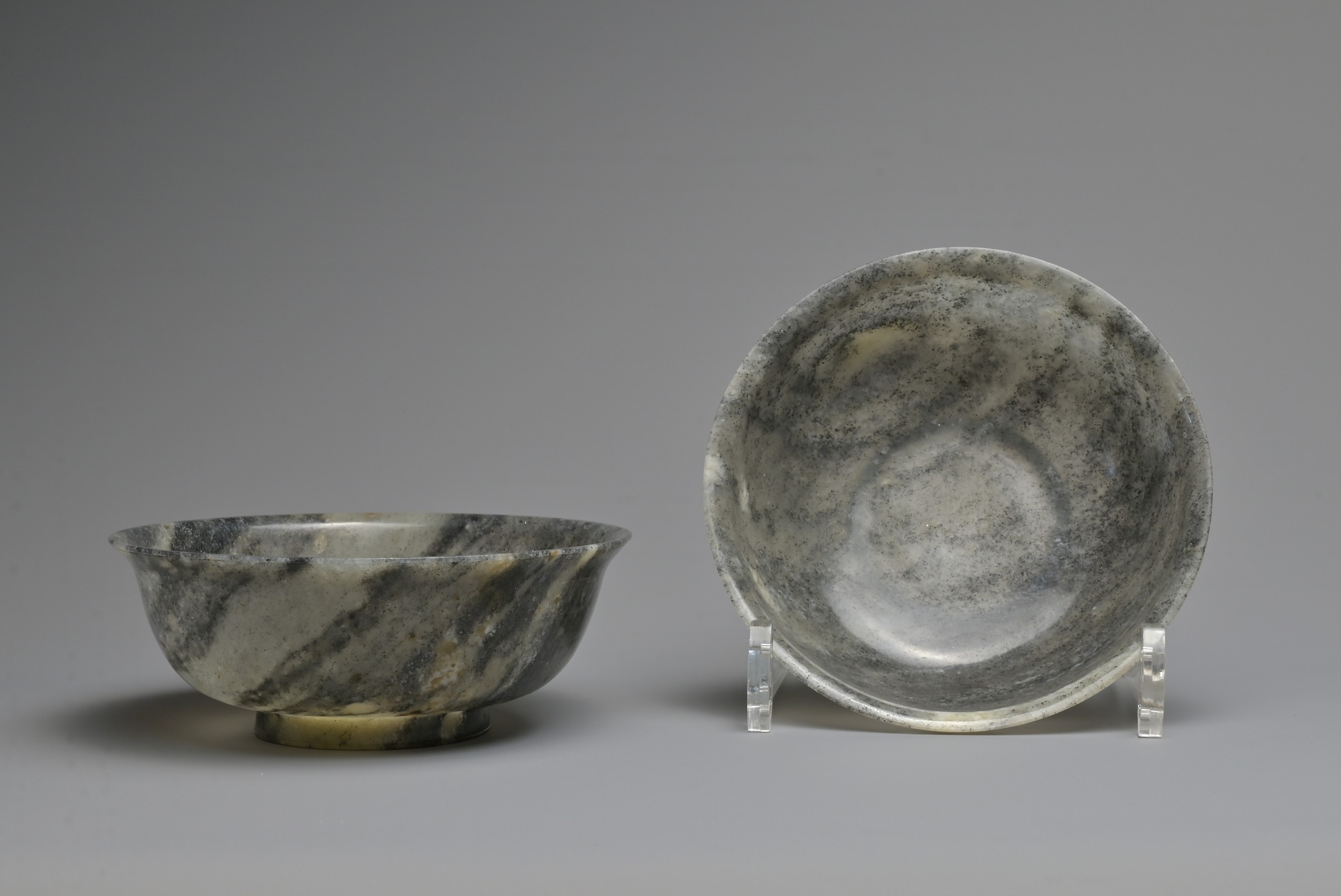 A FINE AND RARE PAIR OF CHINESE BLACK AND WHITE STRIATED NEPHRITE JADE BOWLS, 18/19TH CENTURY. - Bild 10 aus 32
