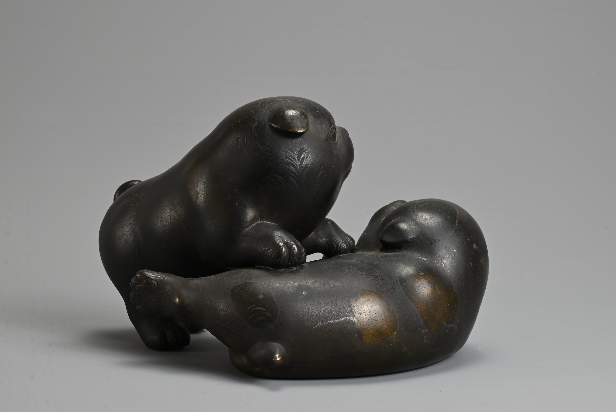 AN EARLY 20TH CENTURY JAPANESE BRONZE OF TWO PUPPIES PLAYING. Signed Tokutani with seal mark to - Image 3 of 7