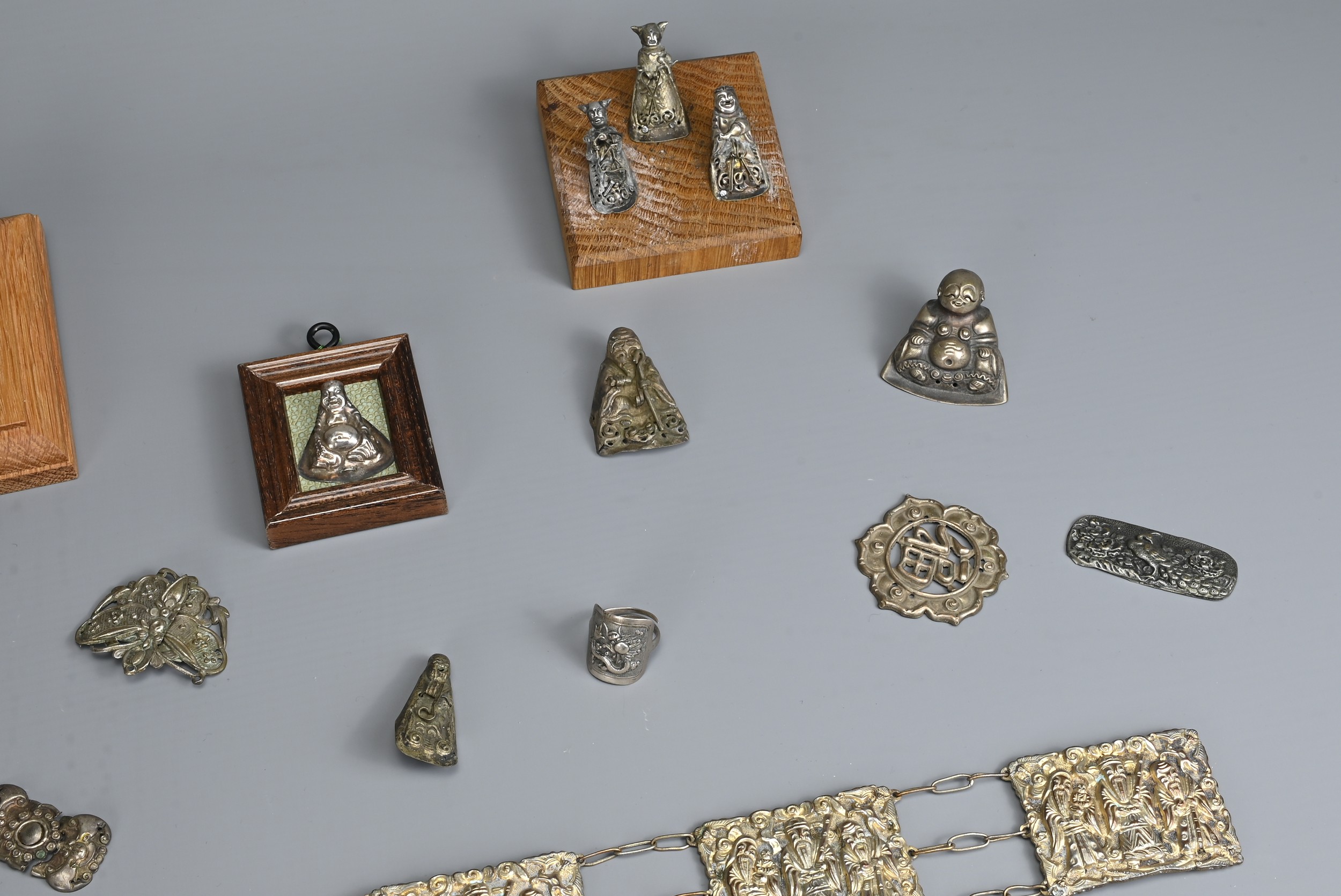 A GROUP OF CHINESE SILVER, METAL WARE AND MOTHER OF PEARL ITEMS, EARLY 20TH CENTURY. To include - Image 6 of 7