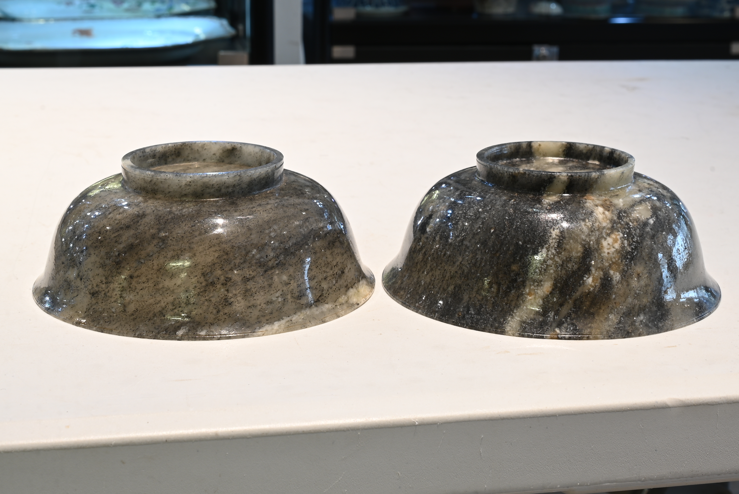 A FINE AND RARE PAIR OF CHINESE BLACK AND WHITE STRIATED NEPHRITE JADE BOWLS, 18/19TH CENTURY. - Bild 30 aus 32