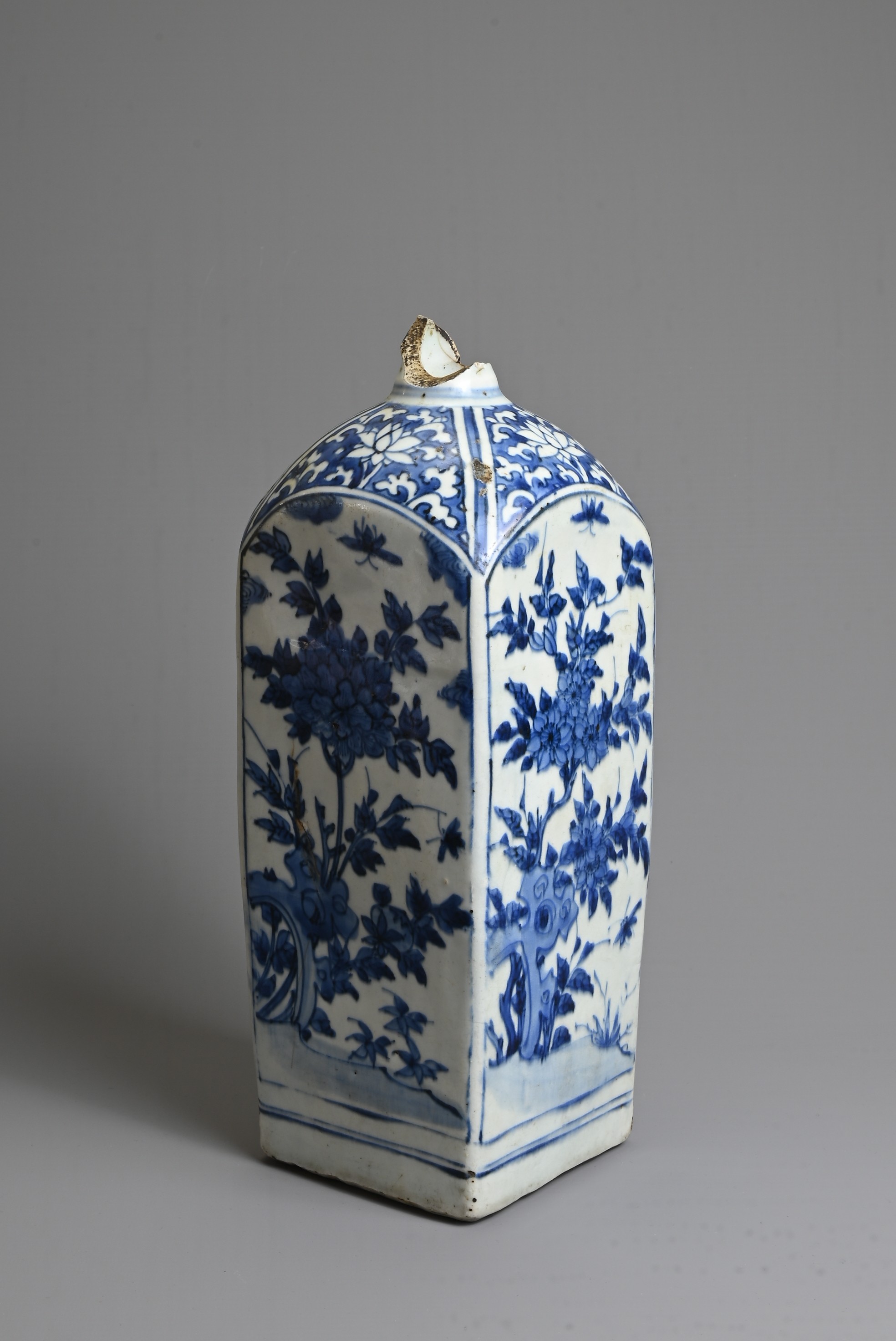 A CHINESE BLUE AND WHITE PORCELAIN BOTTLE, 16/17TH CENTURY. Of square form decorated with insects - Bild 3 aus 7