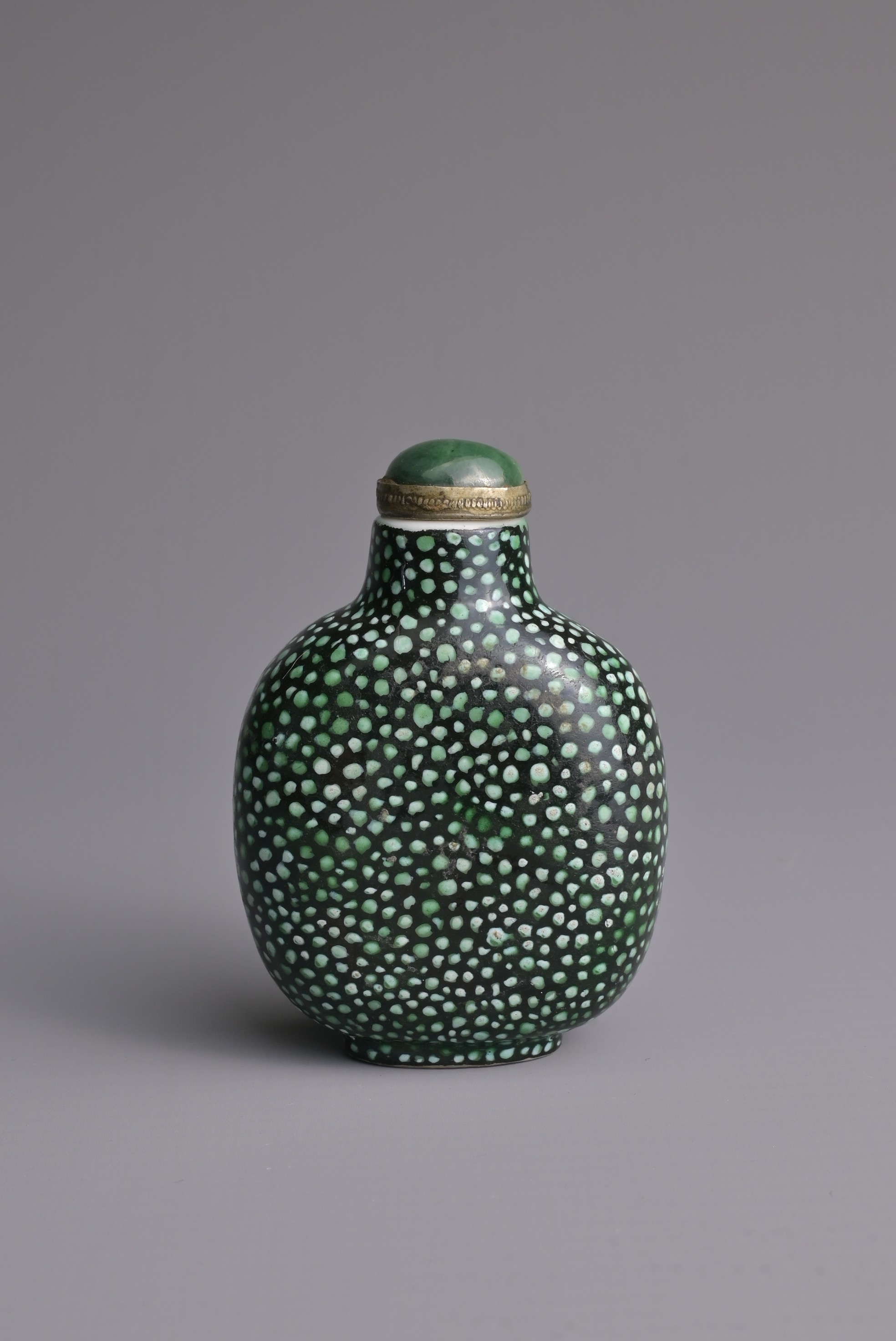 A CHINESE SHAGREEN IMITATION PORCELAIN SNUFF BOTTLE, QING DYNASTY. Of flattened globular form - Bild 2 aus 7