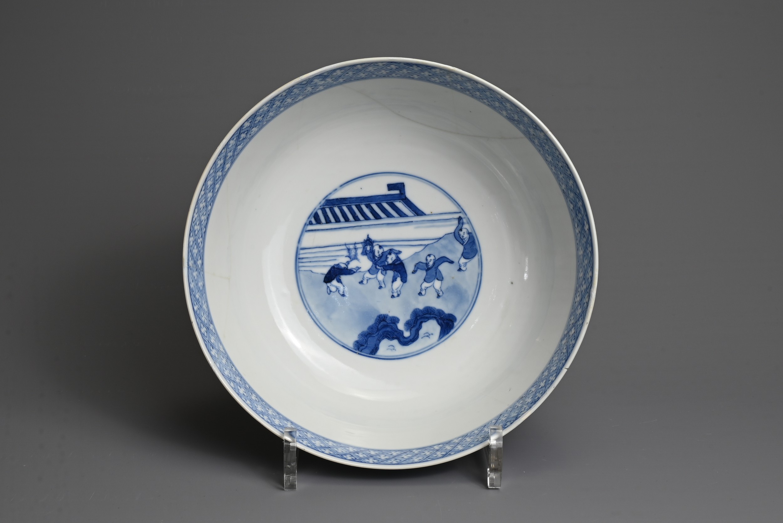 A CHINESE BLUE AND WHITE PORCELAIN BOWL, KANGXI PERIOD. Decorated with scene from the 'Romance of - Bild 9 aus 9