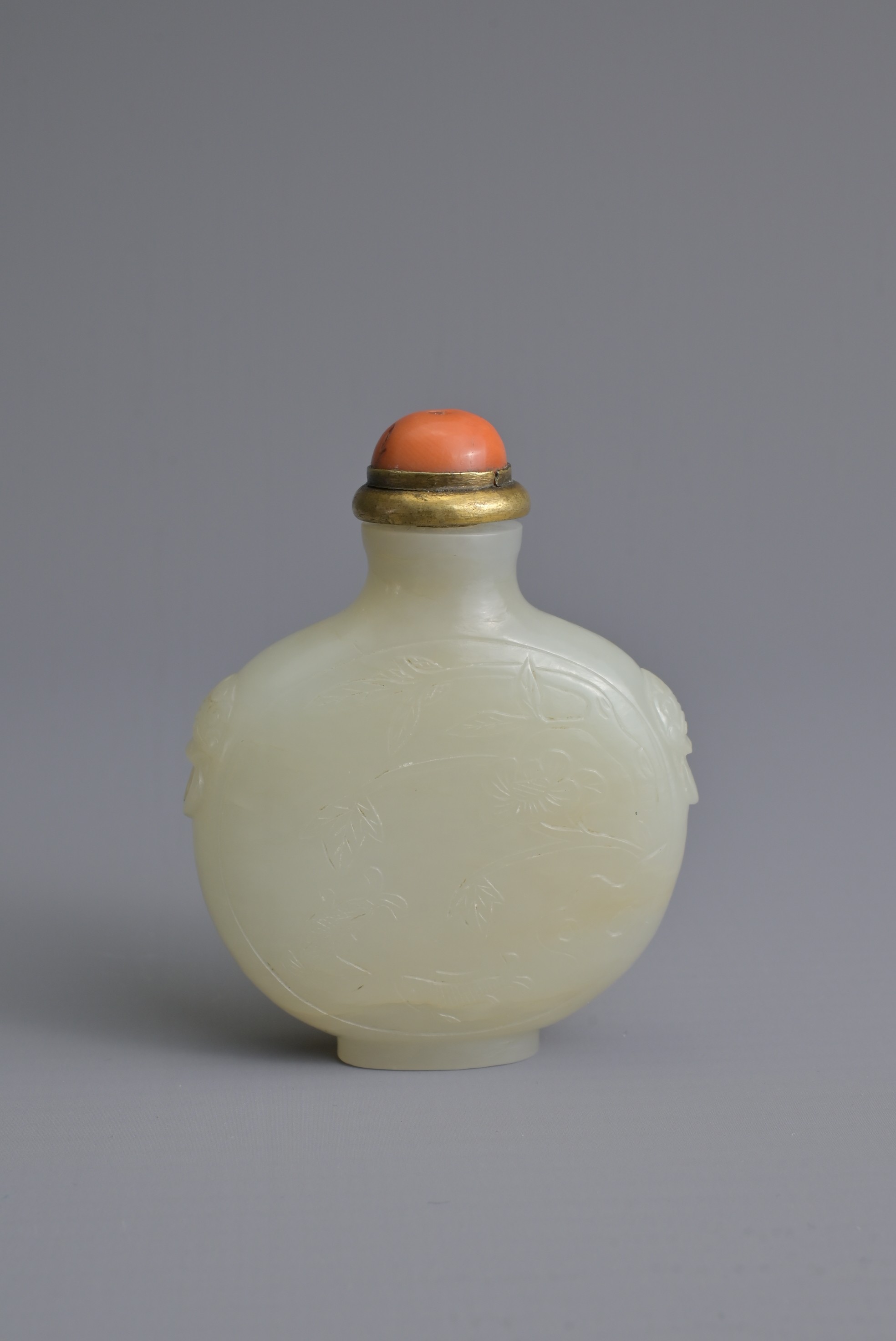 A CHINESE PALE CELADON JADE SNUFF BOTTLE, 19/20TH CENTURY. Of flattened globular form carved in - Image 2 of 27