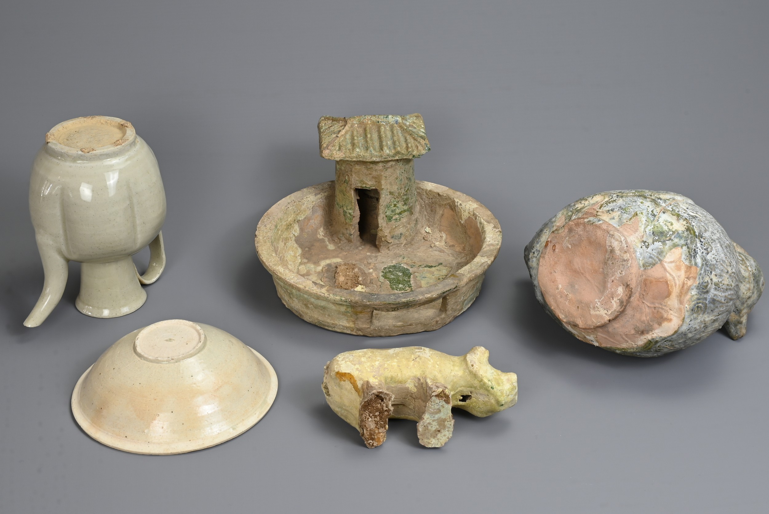 A GROUP OF CHINESE CERAMIC ITEMS, HAN DYNASTY AND LATER. To include a lead glazed pottery model of a - Image 3 of 4