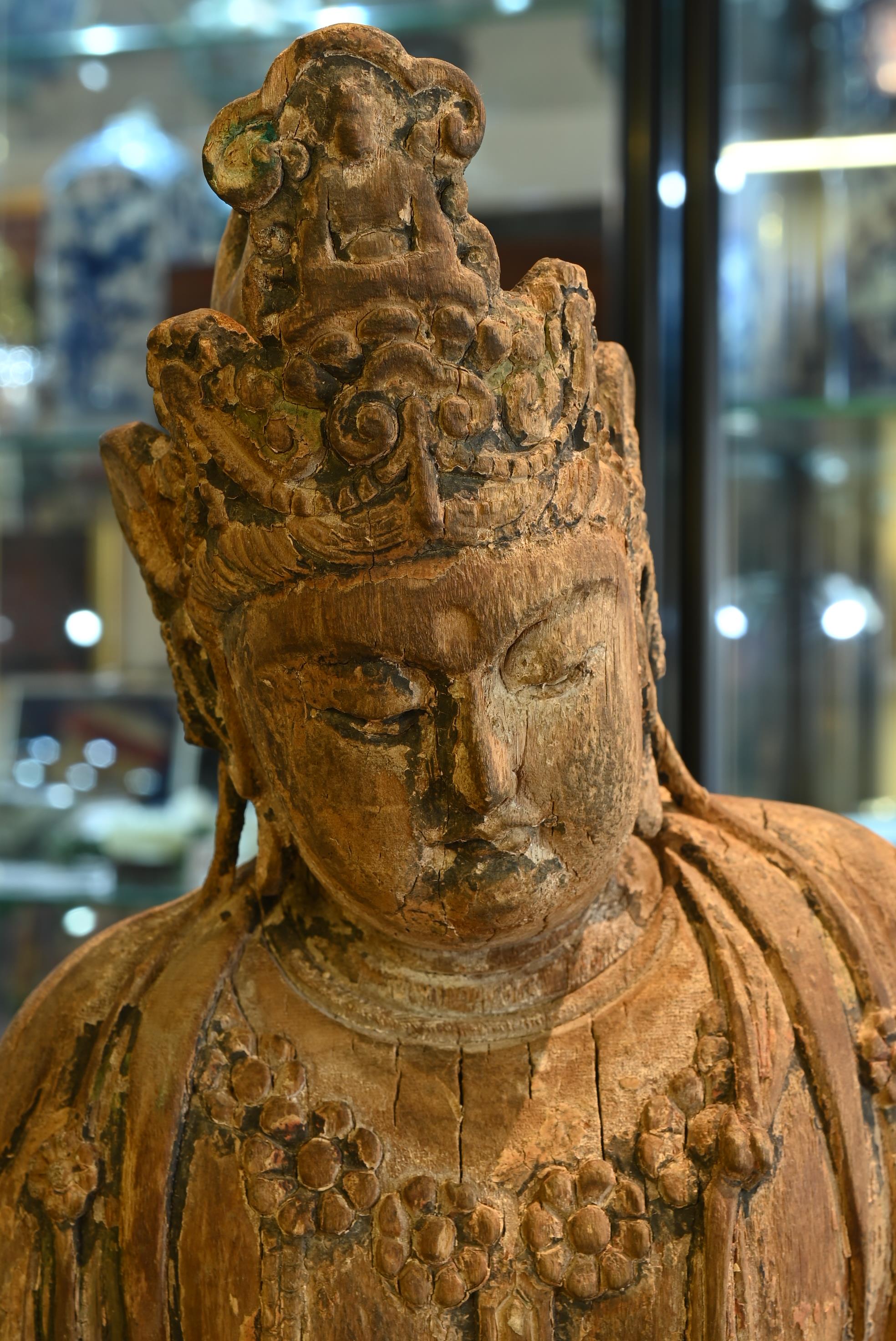 A FINE CHINESE PAINTED WOOD FIGURE OF GUANYIN, MING DYNASTY. Seated on an openwork pedestal with - Image 13 of 29