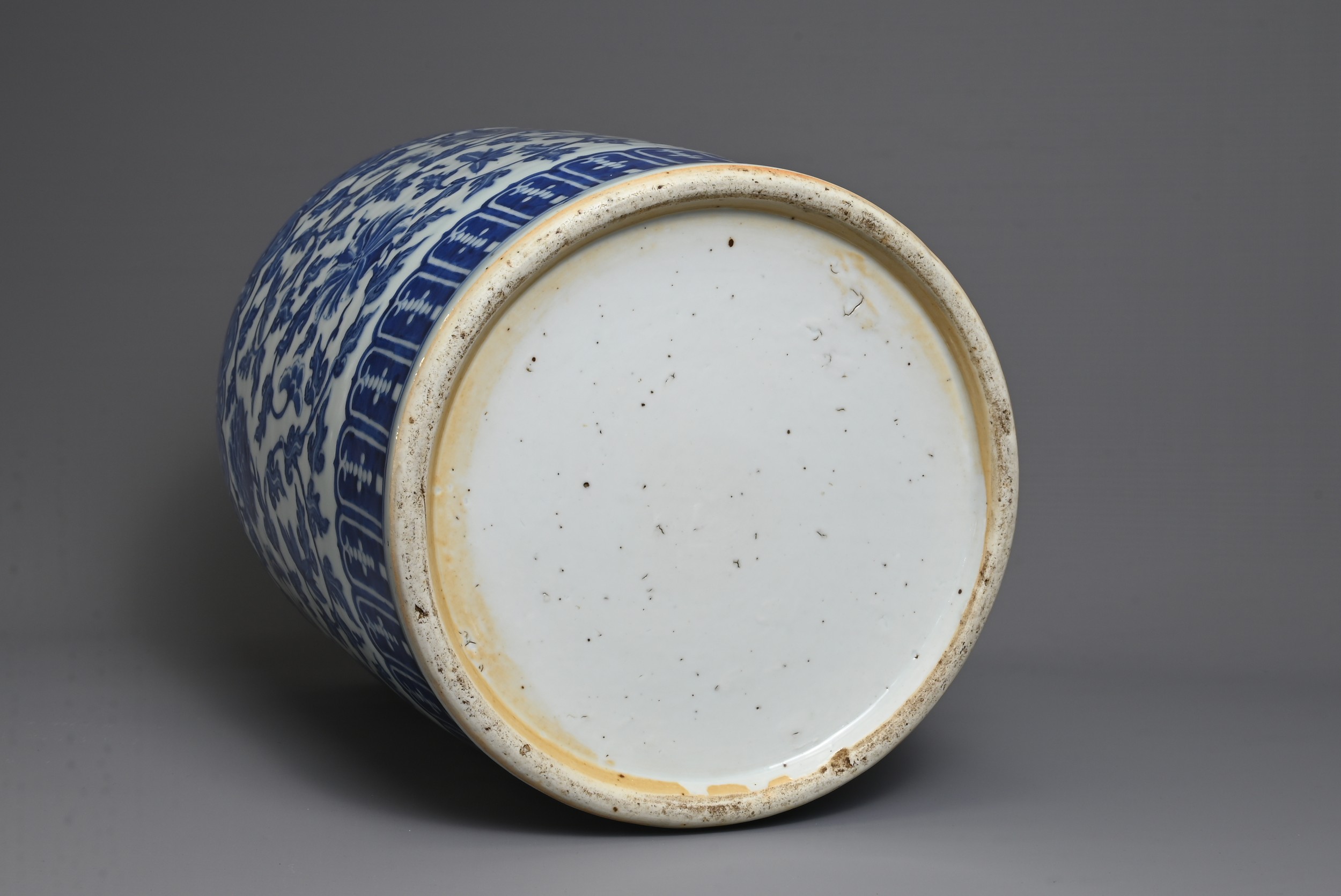 A LARGE CHINESE BLUE AND WHITE PORCELAIN JAR, LATE QING DYNASTY. Heavily potted of cylindrical - Image 6 of 9