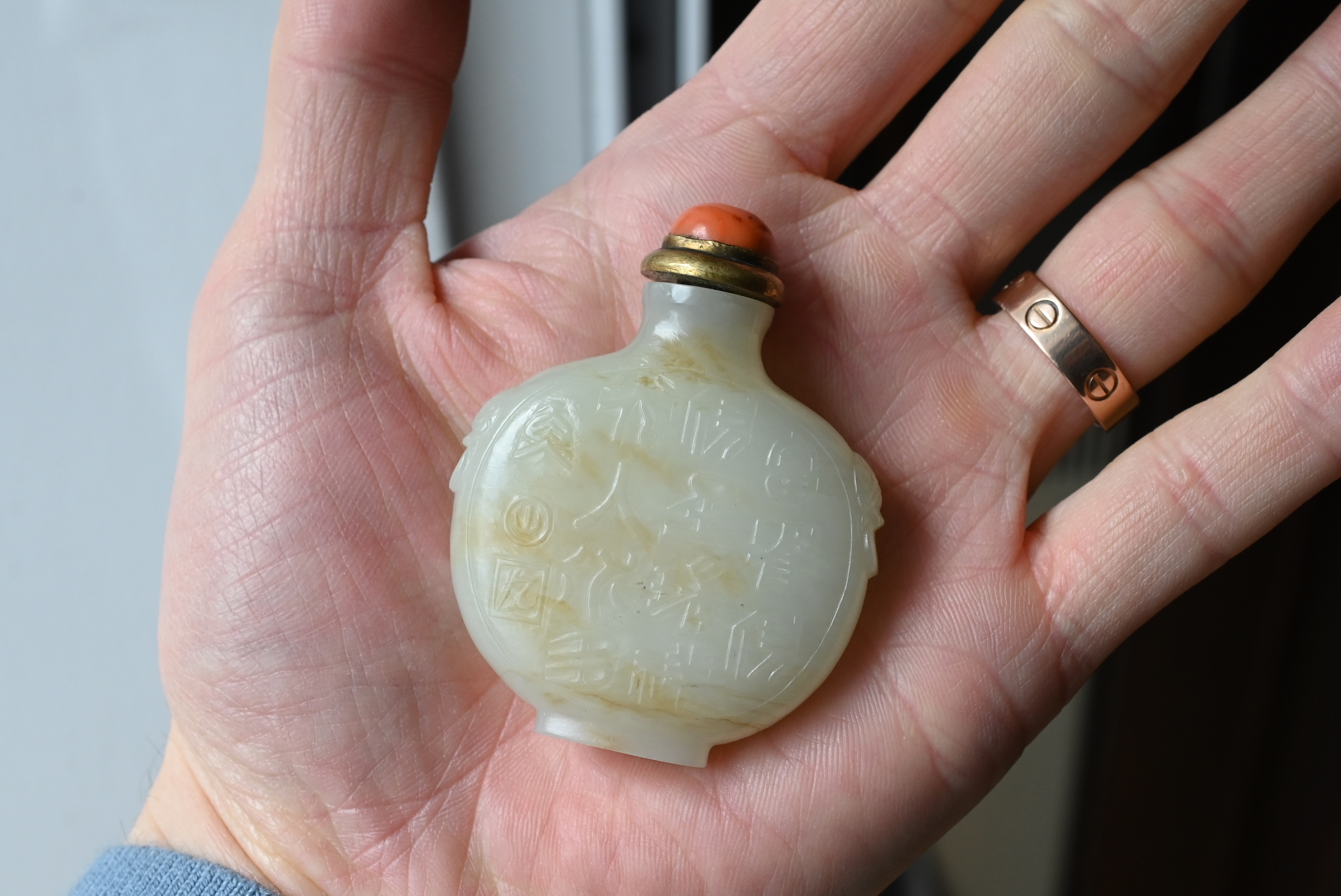 A CHINESE PALE CELADON JADE SNUFF BOTTLE, 19/20TH CENTURY. Of flattened globular form carved in - Image 24 of 27