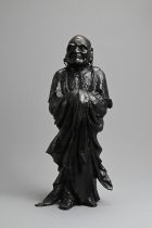 A JAPANESE LATE MEIJI PERIOD (1868-1912) BRONZE OF A STANDING DARUMA BY HOZAN-ZUKURI. Cast