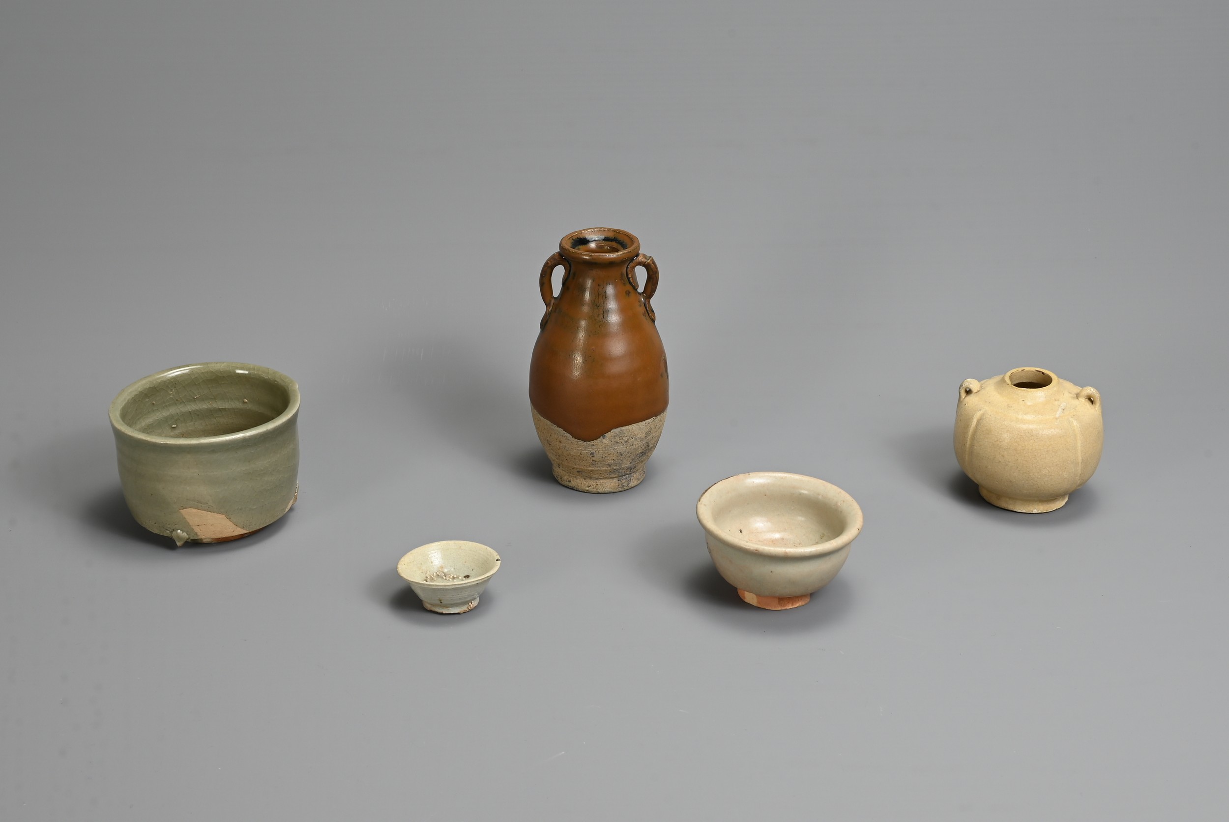 A GROUP OF CHINESE CERAMIC ITEMS, SONG / MING DYNASTY. To include a brown glazed ovoid vase with