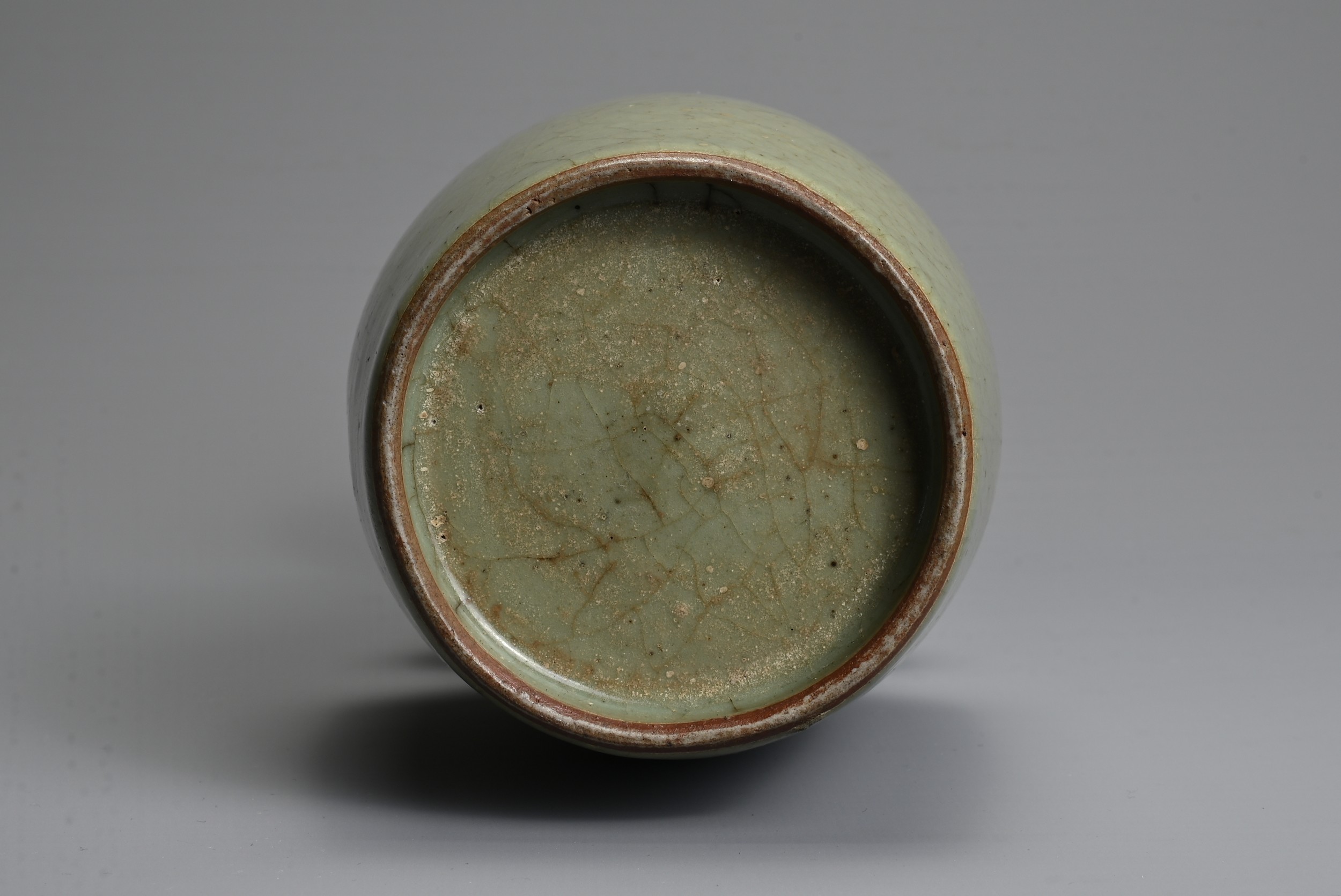 A CHINESE LONGQUAN CELADON GLAZED MALLET VASE, SONG/YUAN DYNASTY. Mallet shaped vase with flared rim - Image 7 of 9