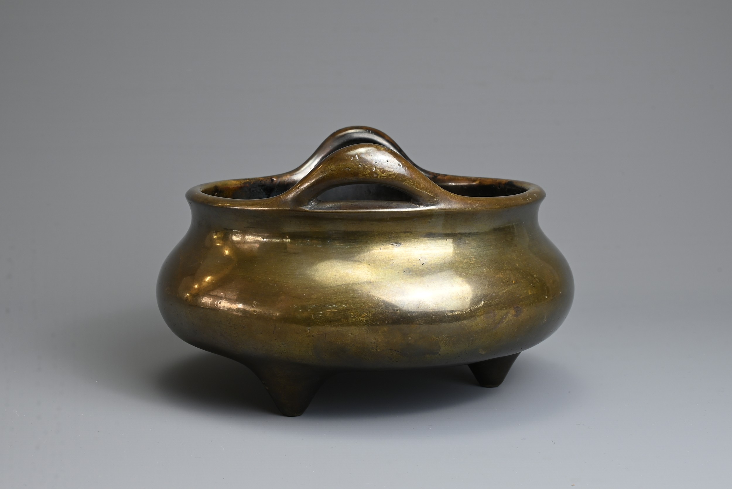 A RARE CHINESE BRONZE TRIPOD CENSER, XUANDE TANG ZHI, 18TH CENTURY. Heavily cast circular body - Image 3 of 8