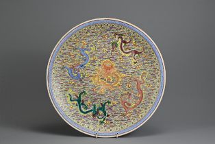 A LARGE CHINESE FAMILLE ROSE ENAMEL DRAGON CHARGER, EARLY 20TH CENTURY. Featuring five dragons on