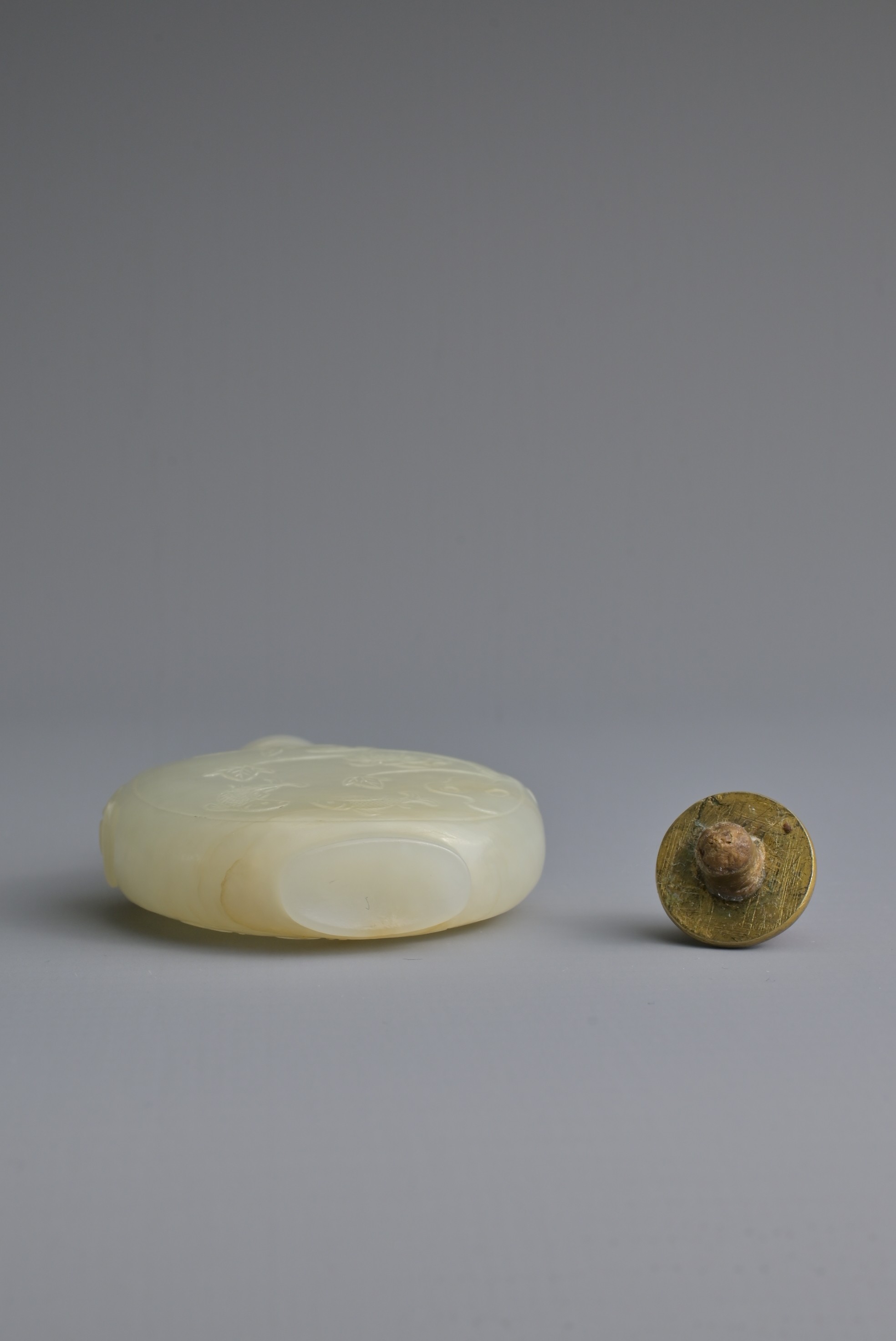 A CHINESE PALE CELADON JADE SNUFF BOTTLE, 19/20TH CENTURY. Of flattened globular form carved in - Image 9 of 27