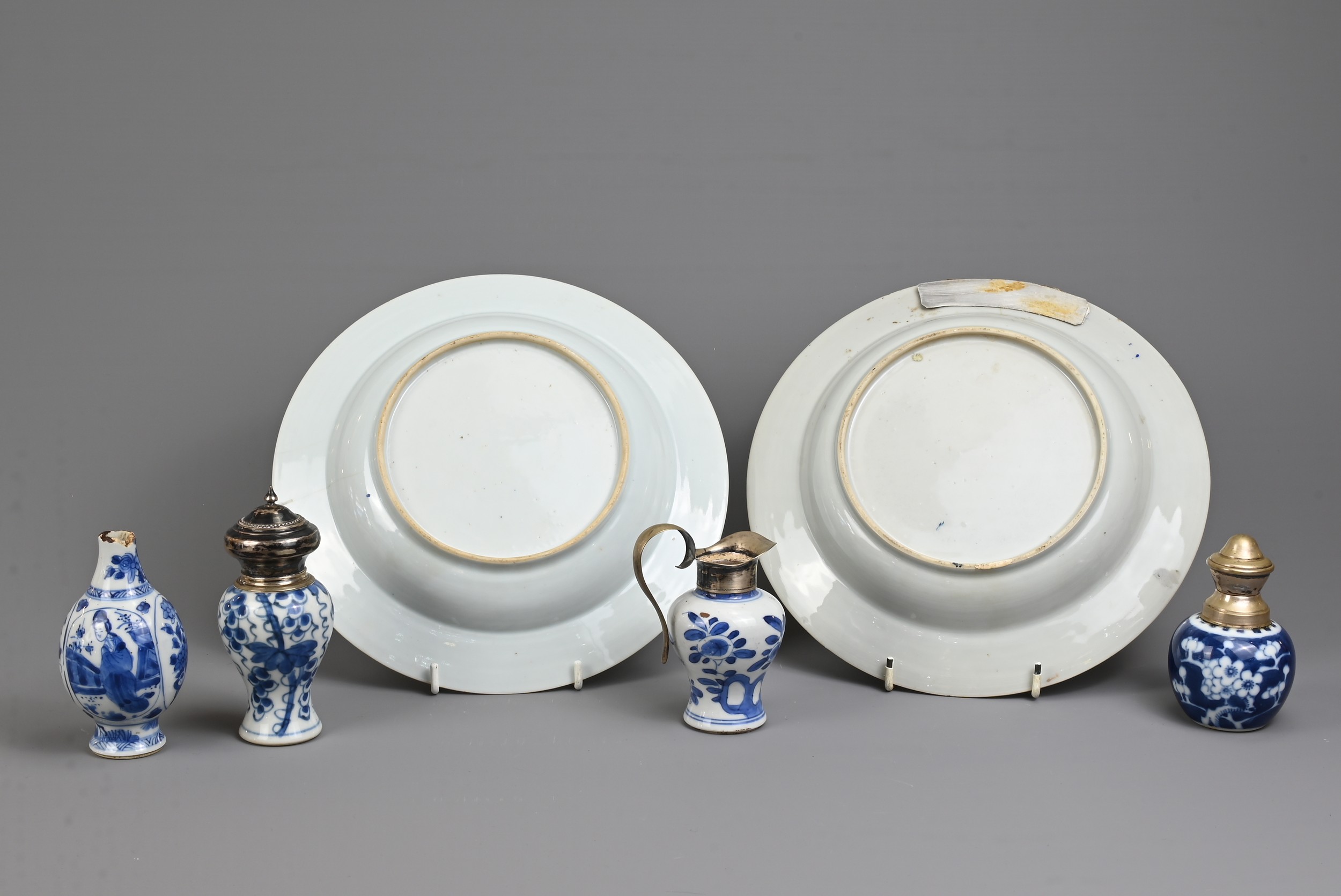 A GROUP OF CHINESE PORCELAIN ITEMS, 18-20TH CENTURY. To include a pair of famille rose shallow bowls - Image 4 of 6