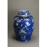 A LARGE CHINESE BLUE AND WHITE PORCELAIN JAR AND COVERS, 19/20TH CENTURY. White enamel on a blue