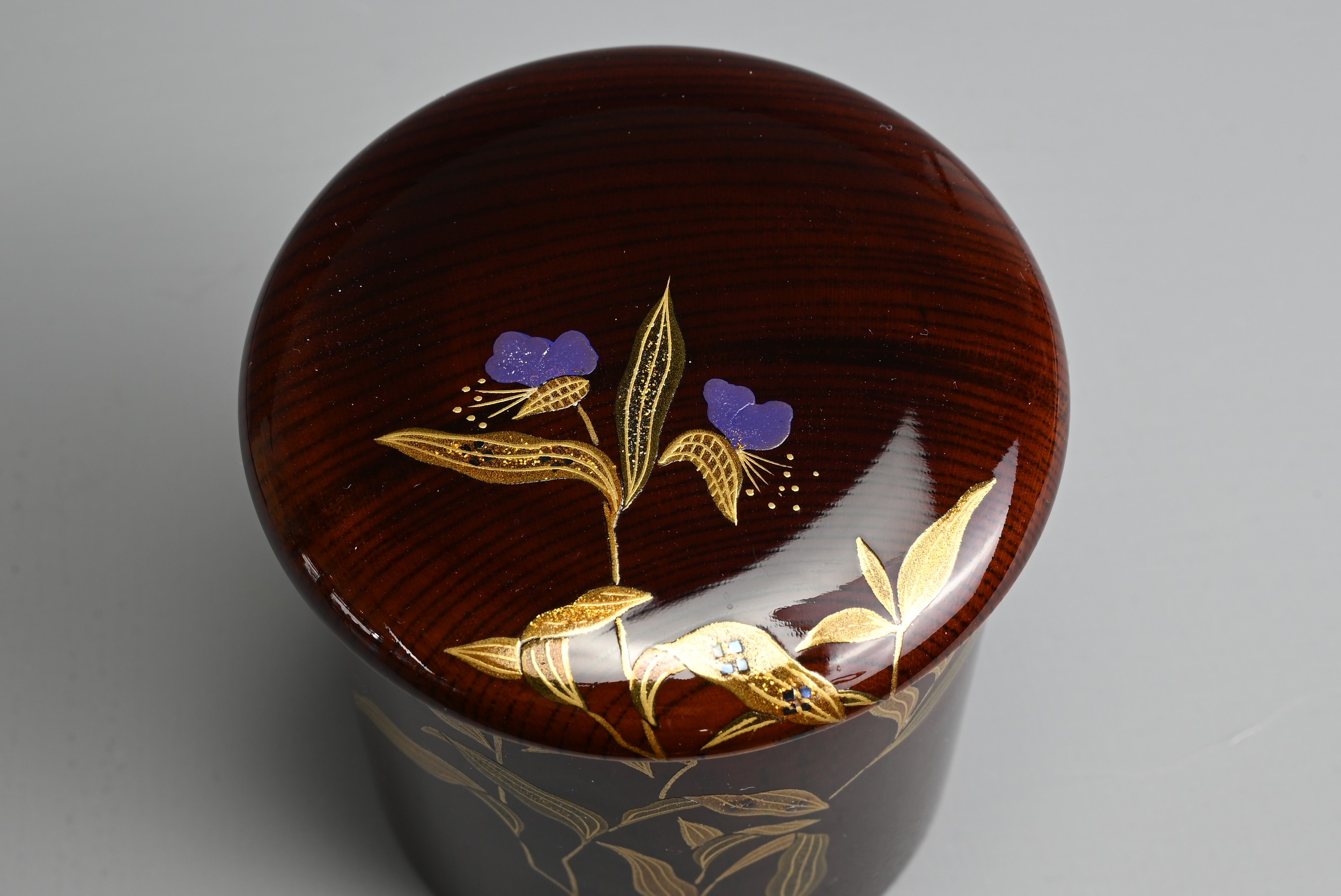 A CONTEMPORARY JAPANESE LACQUER CYLINDRICAL TEA CADDY AND COVER. Decorated in kinrinji-style maki- - Image 5 of 5